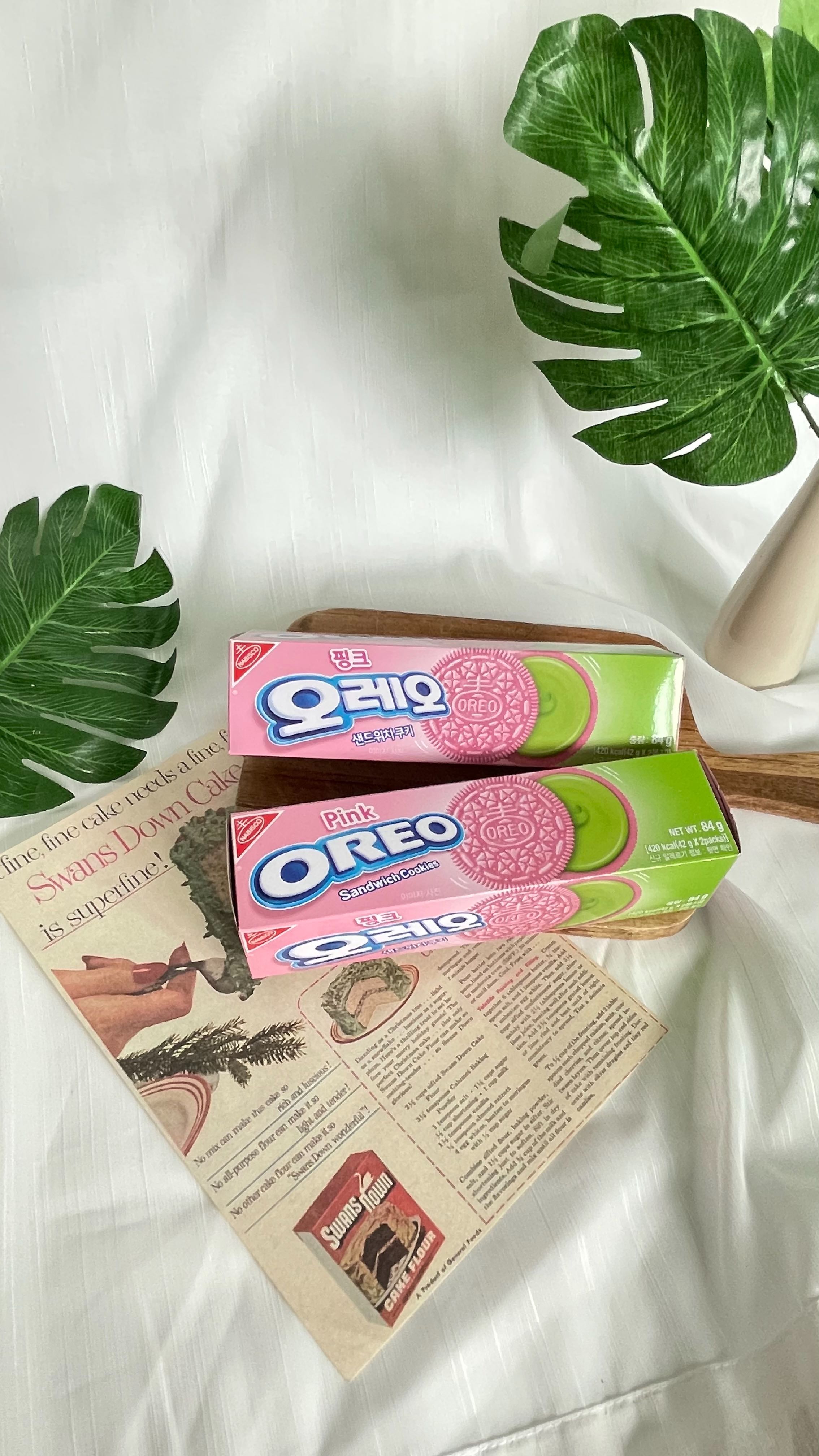 คุกกี้โอรีโอสีชมพูสอดไส้ชาเขียว Pink Matcha OREO Sandwich Cookies (85g)