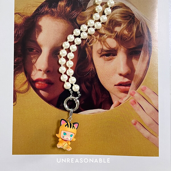 สร้อยคอมุกแก้ว 8 mm. สลับหินสีเหลืองอ่อน POP BEAN พร้อม จี้ Molly UA1005-11 Unreasonable Accessories