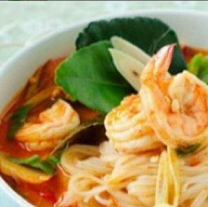 ก๋วยเตี๋ยวต้มยำกุ้ง หรือปลาหมึก  Tom Yum Noodles Soup with Shrimps or Squids