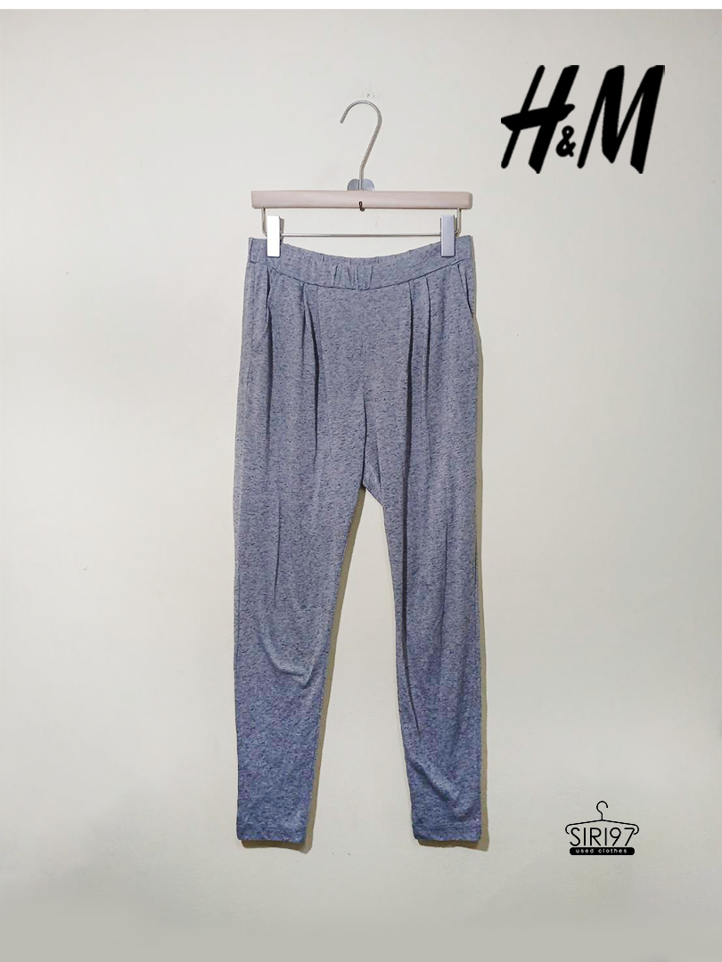 กางเกงขายาว H&M ผ้ายืด สีเทาอ่อน สภาพ80% ผ้าเป็นขนทั้งตัว มีกระเป๋า2ข้าง