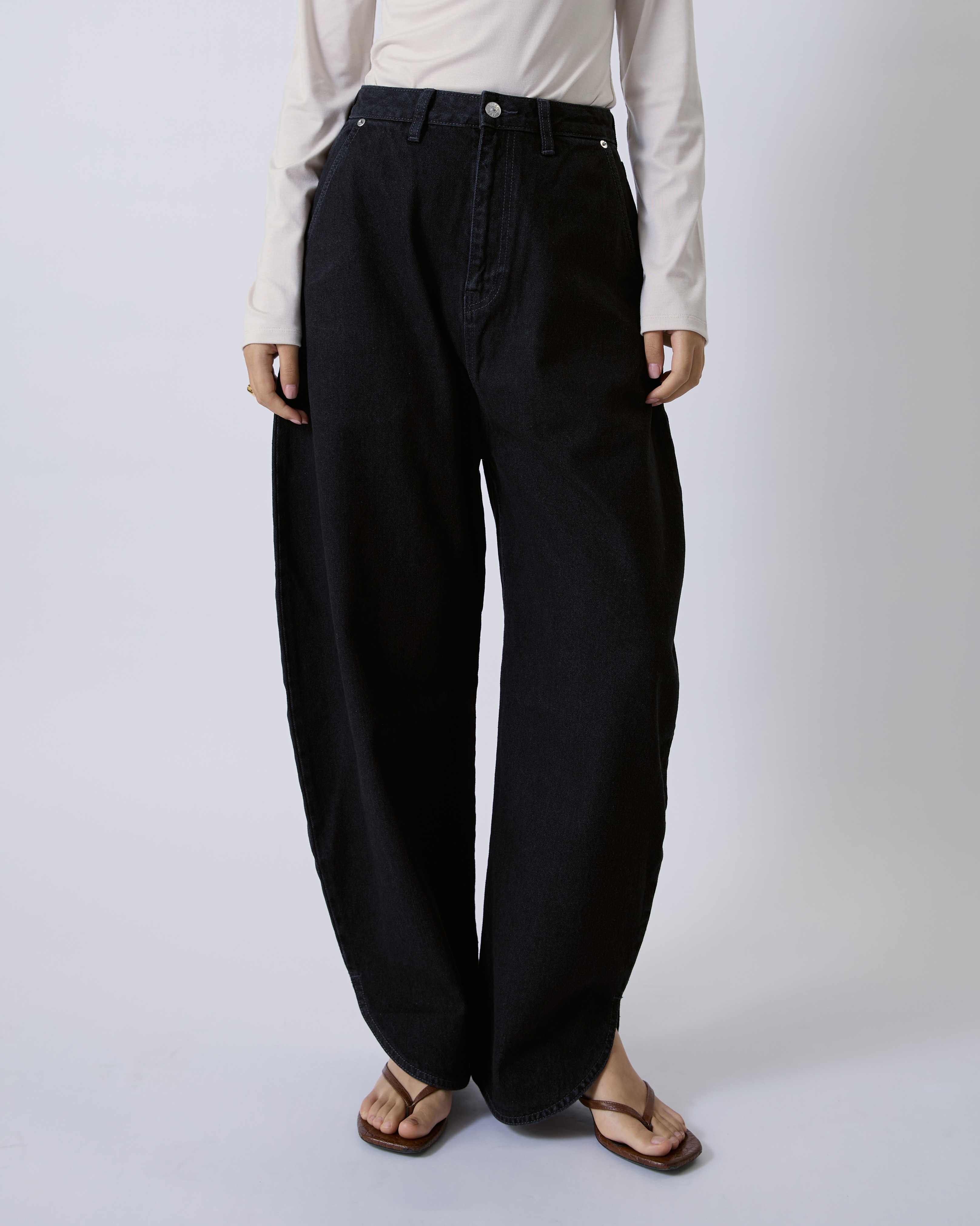 AIMER - Barrel Jeans in Black