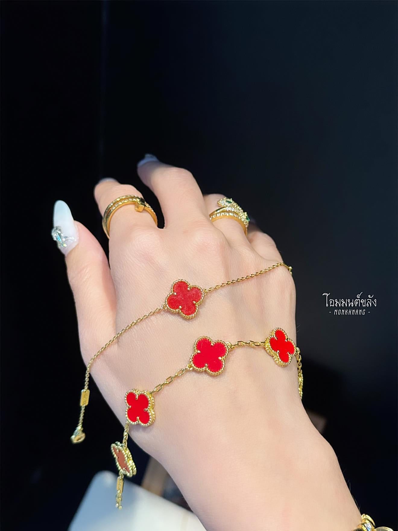 สร้อยข้อมือ 𝑽𝒂𝒏 𝑪𝒍𝒆𝒆𝒇 🎁  สีแดงแห่งความมั่งคั่ง  (มูต้อนรับปีใหม่มาแรงมาก)