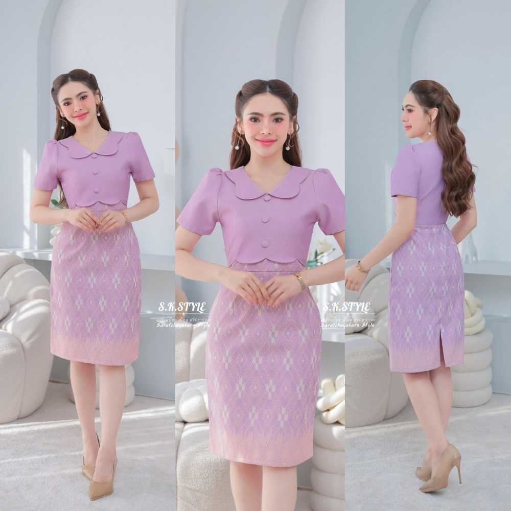 ชุดเดรสผ้าไทย ลายดอกพุด ทรงสอบ เอวหยัก คอผีเสื้อ แต่งกระดุมปั๊ม ซิปซ่อนหลัง อัดกาวทั้งชุด