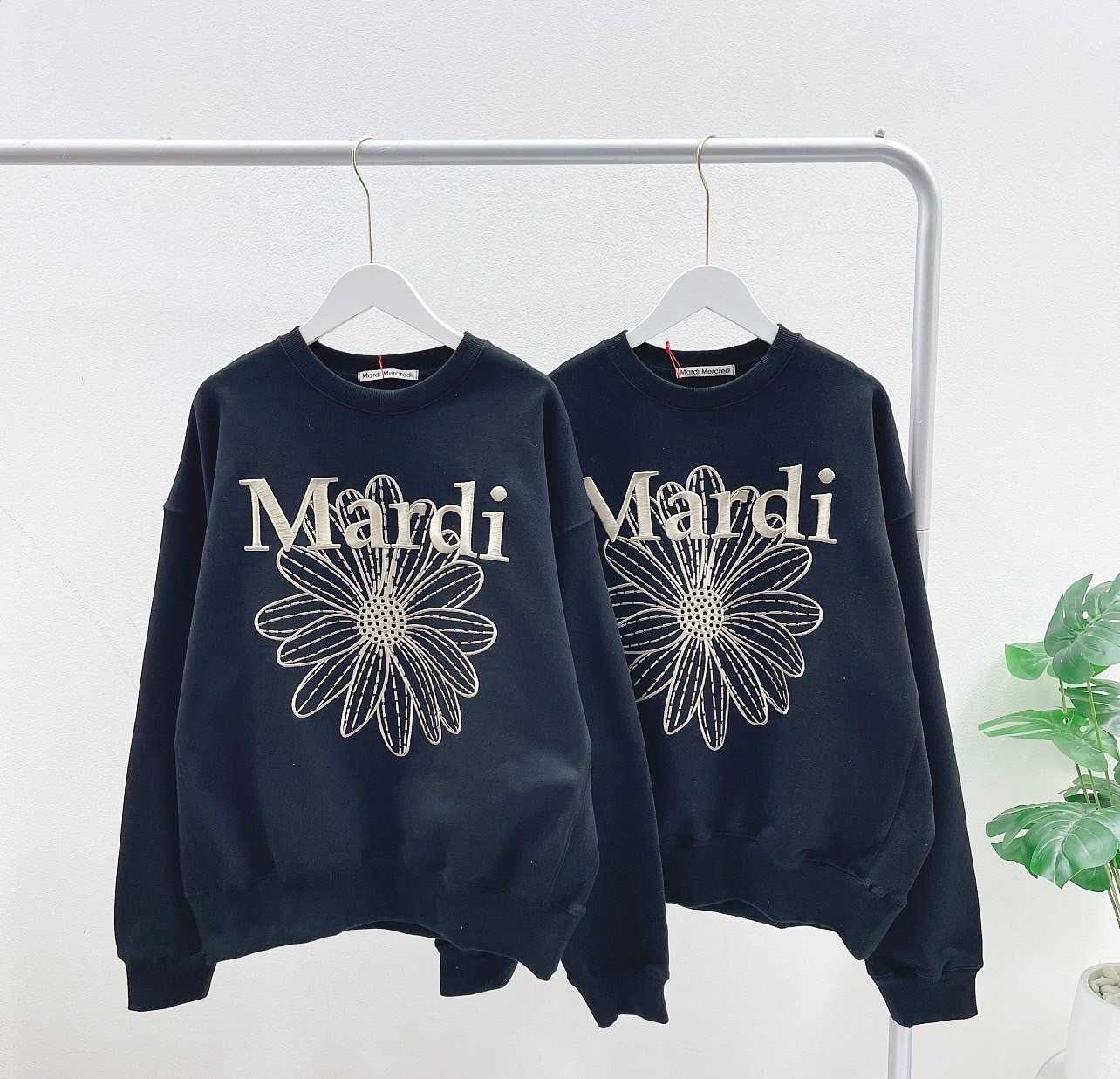 Mardi Flower Needlework Sweatshirt (Black/Beige)