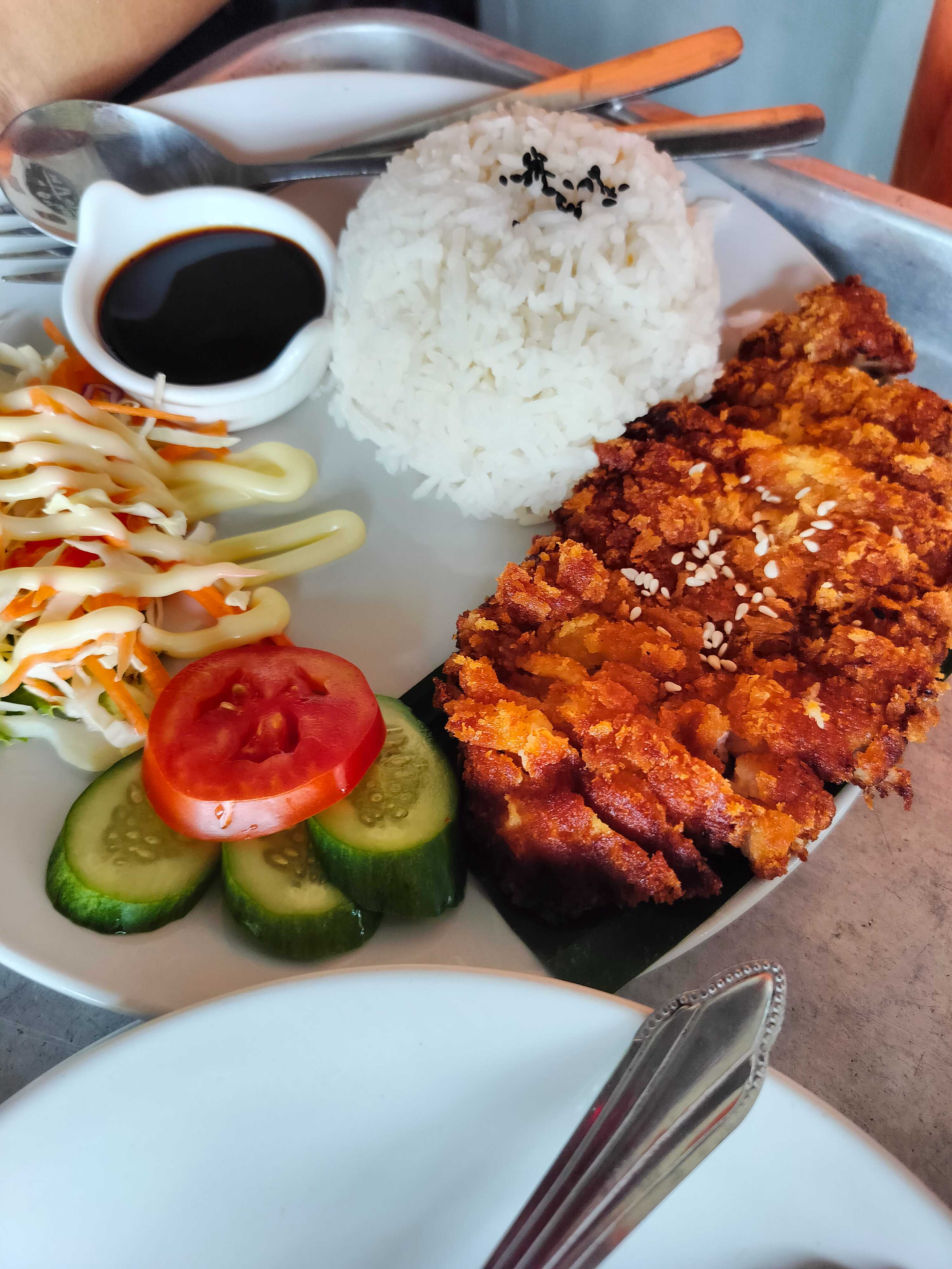 ข้าวหน้าสเต็กหมู/ไก่/ปลาทอด น้ำจิ้มแจ่ว