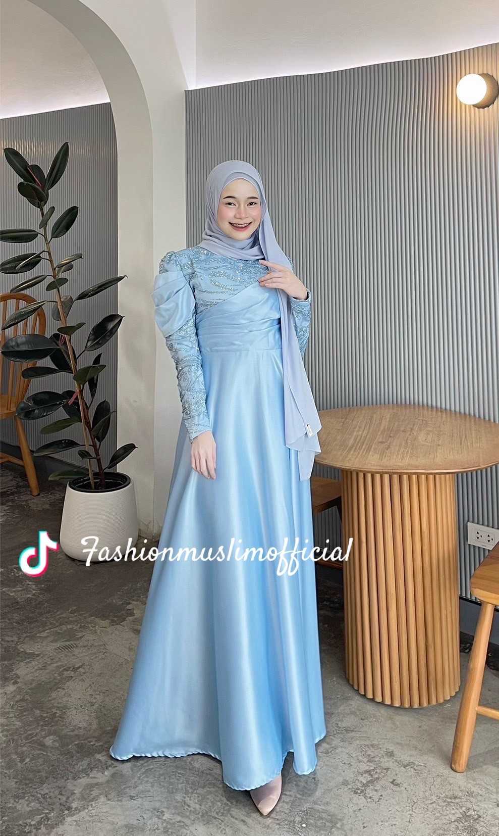 ชุดอิสลาม เดรสยาวทรงบาน แต่งกริสเตอร์ช่วงอกและแขน ผ้าซาร่าเกรดพรีเมี่ยม Fashionmuslim