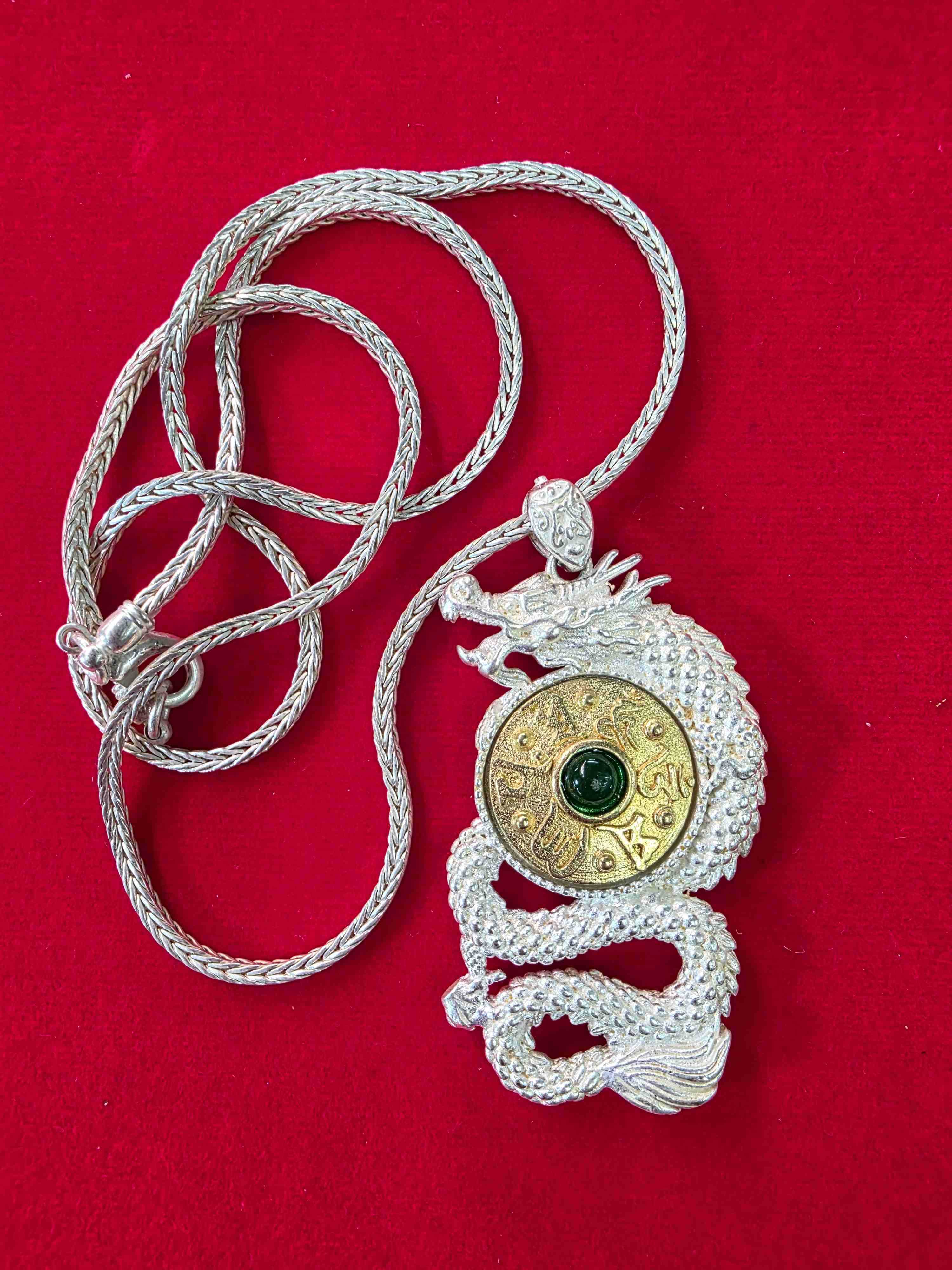 สร้อยสีเงิน สวยเก่าเก็บ หายาก รุ่นเก่า ลายมังกร ขายตามสภาพหนักๆ อย่างดี พร้อมส่งครับ