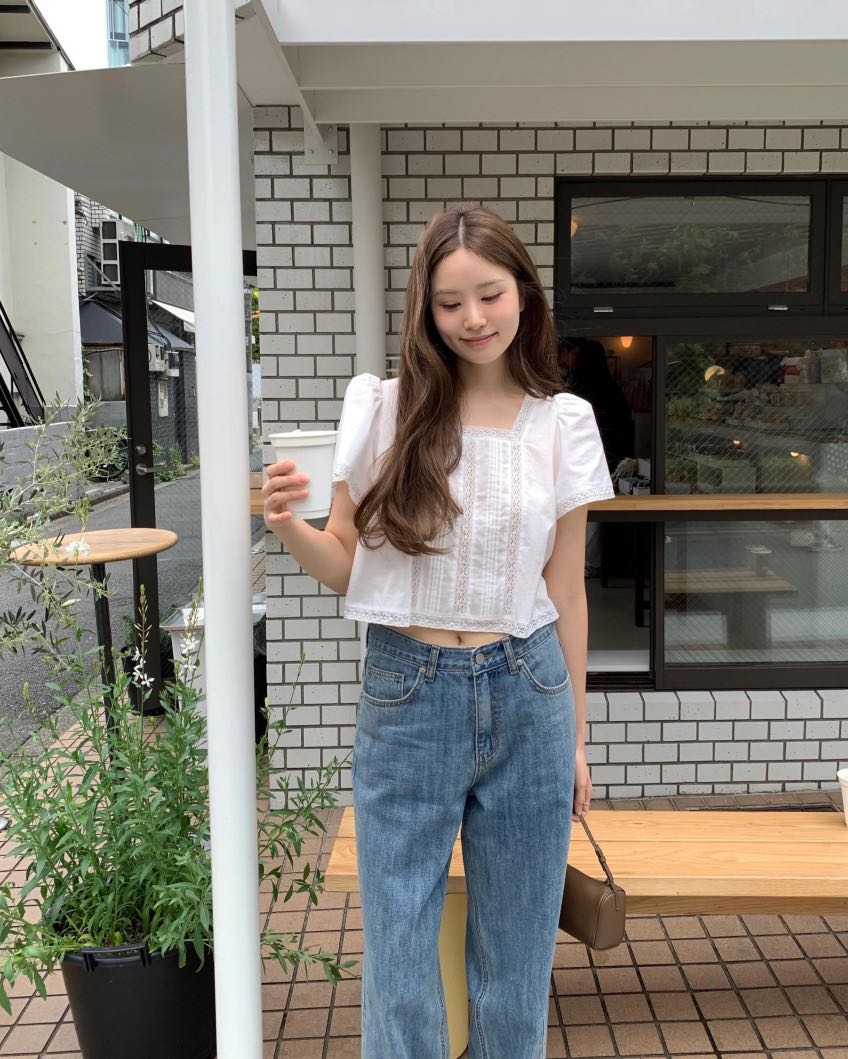 OUNCE Rimming Lace Blouse  (korean Aesthetic Brand🇰🇷 Pre-order 7 วัน ) คอเหลี่ยม ปักลูกไม้ฉลุรอบตั