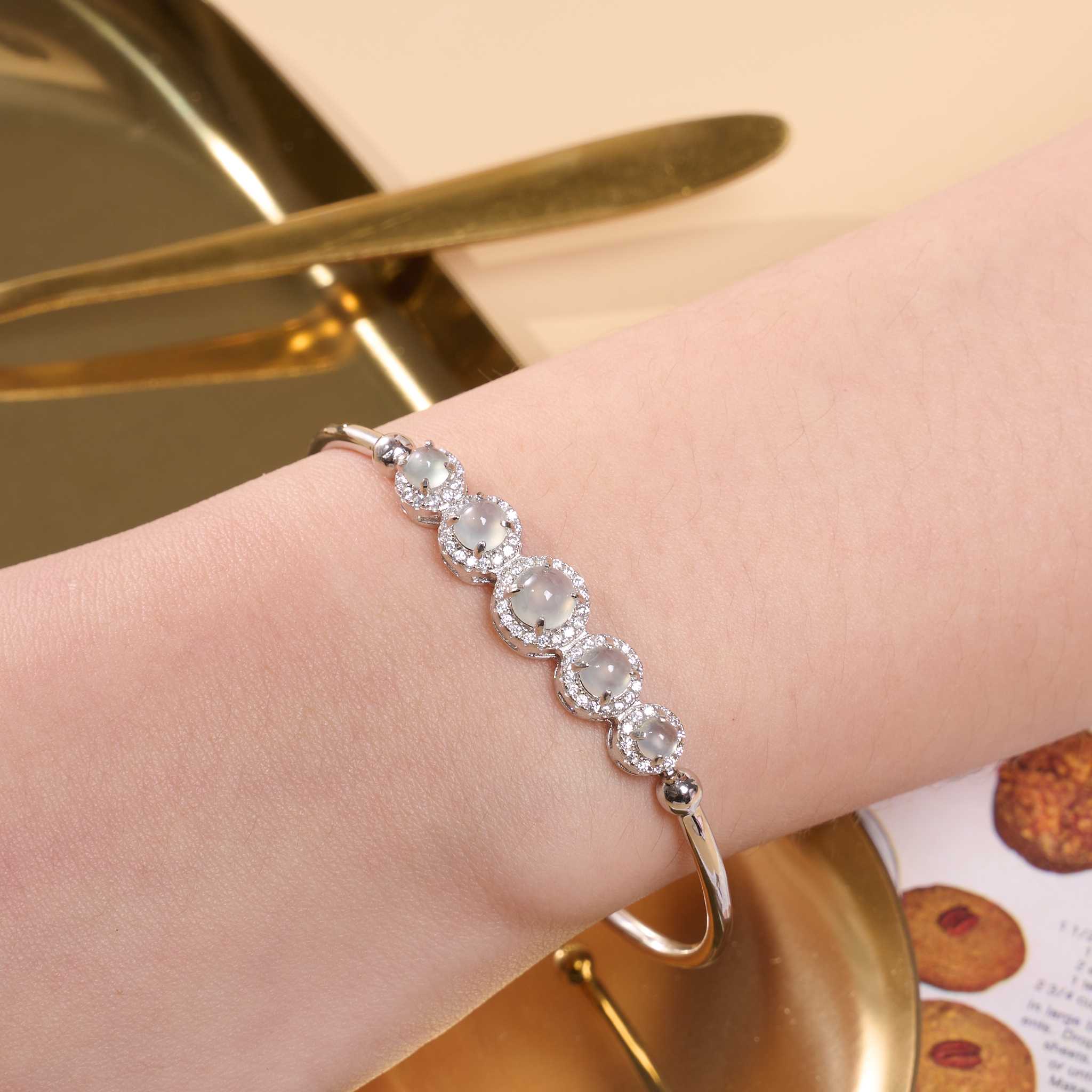 White Jade Bangle กำไลหยกสีขาว 🤍