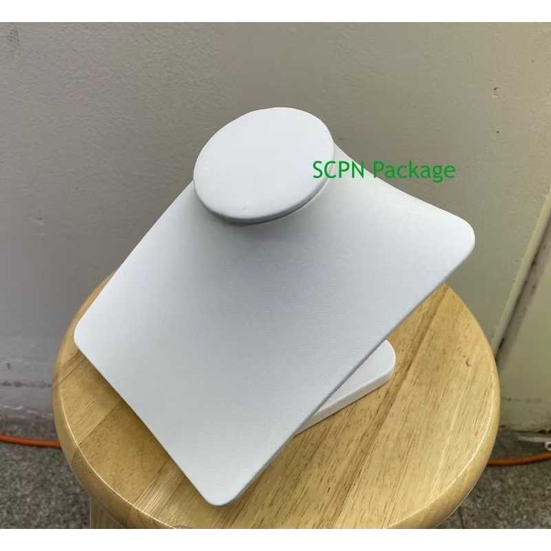 คอโชว์แนวนอนสี่เหลี่ยมPUแบบมีฐานสีขาว(17ซมx18ซมx18ซม)