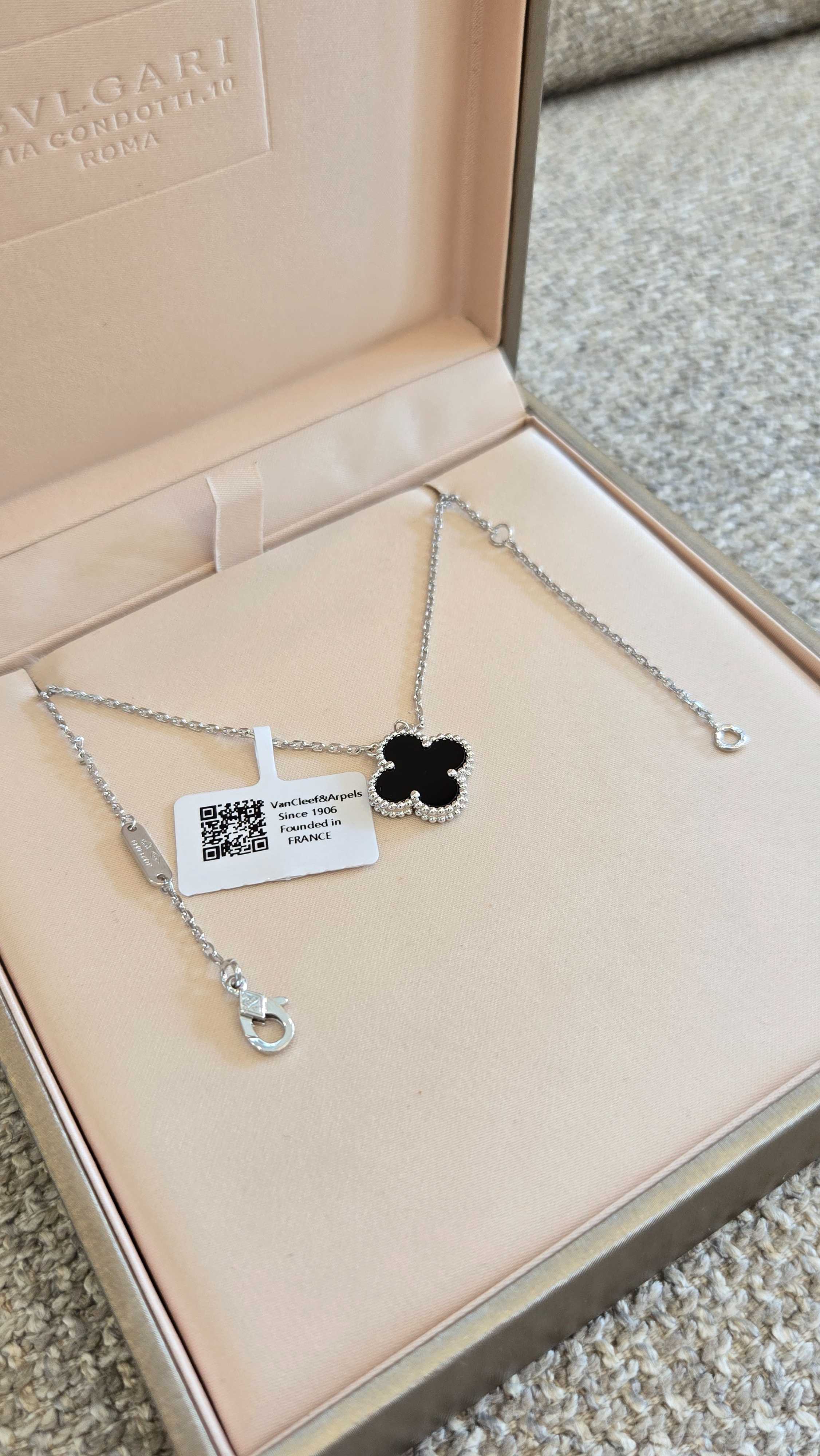 สร้อยคอ ดำ-เงิน 