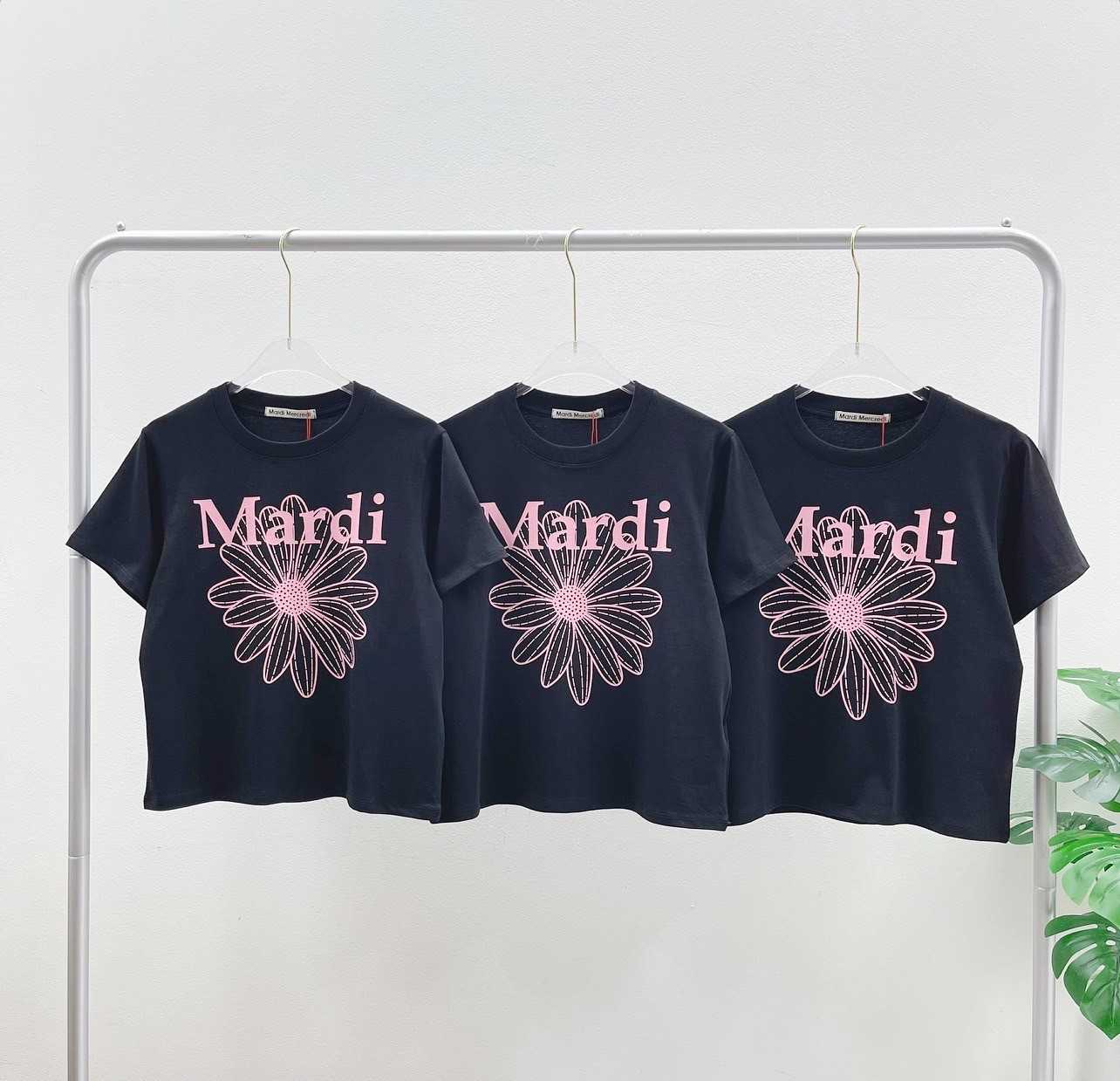 Mardi Slim Flower T-Shirt (Black/pink)