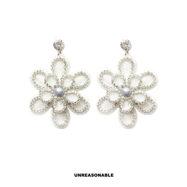 ต่างหูผ้าลูกไม้ ดอกไม้ สีขาว น้ำหนักเบา UA0380-01 Unreasonable Accessories