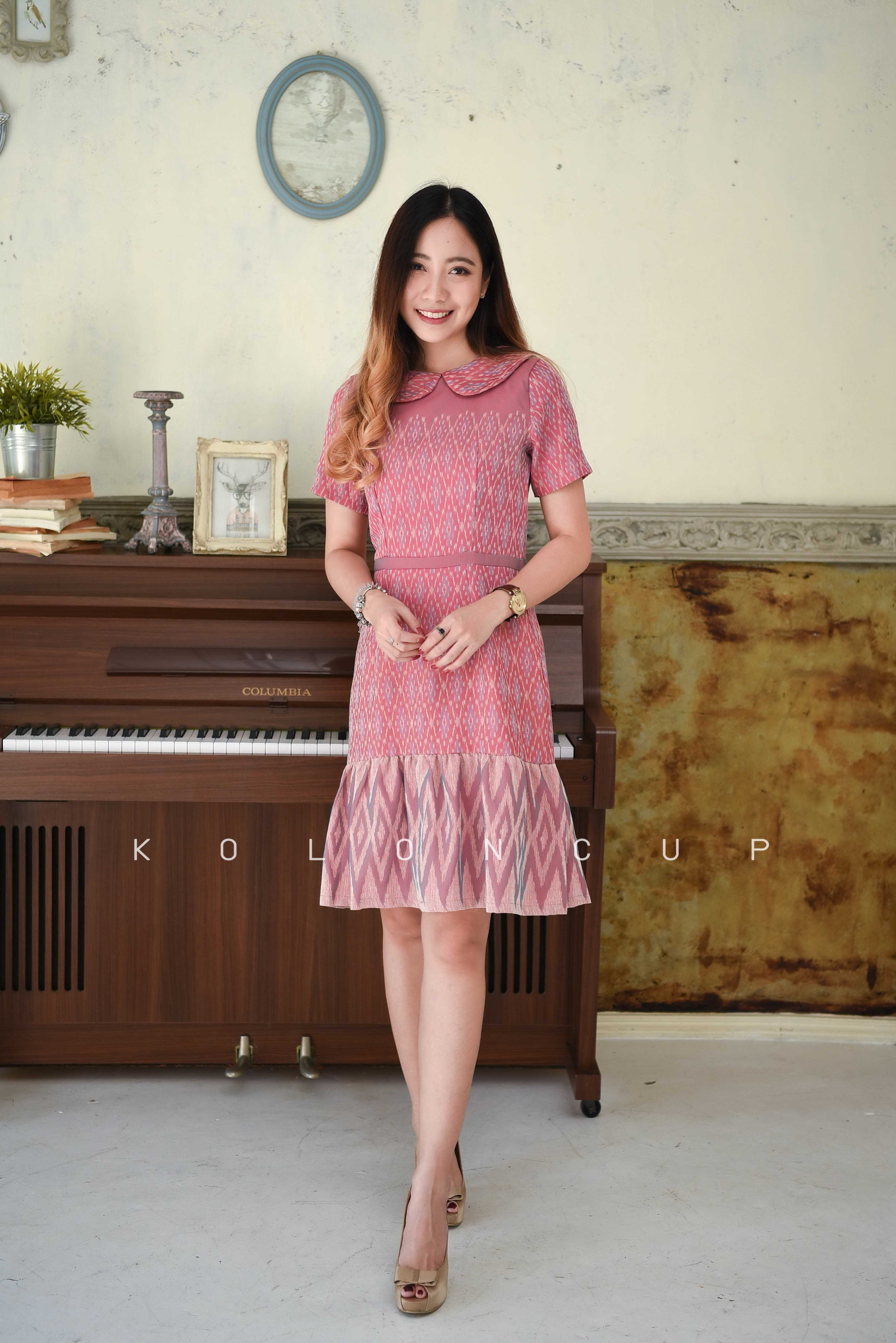 Koloncup  ชุดเดรสลายไทยคอบัวสีชมพู ชุดเดรสลายไทย KL3027