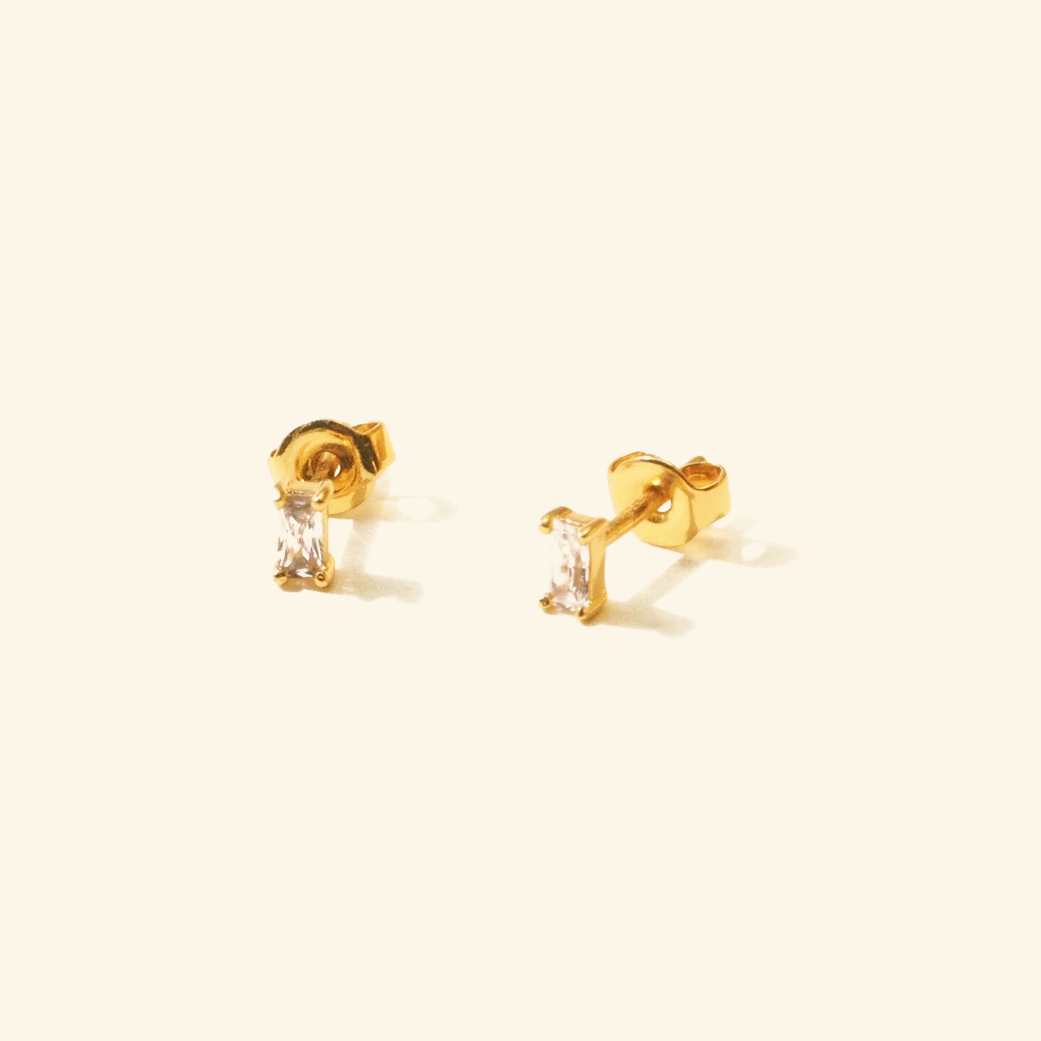 ต่างหูก้านคริสตัลบาเก็ต (Crystal Baguette Stud Earrings)