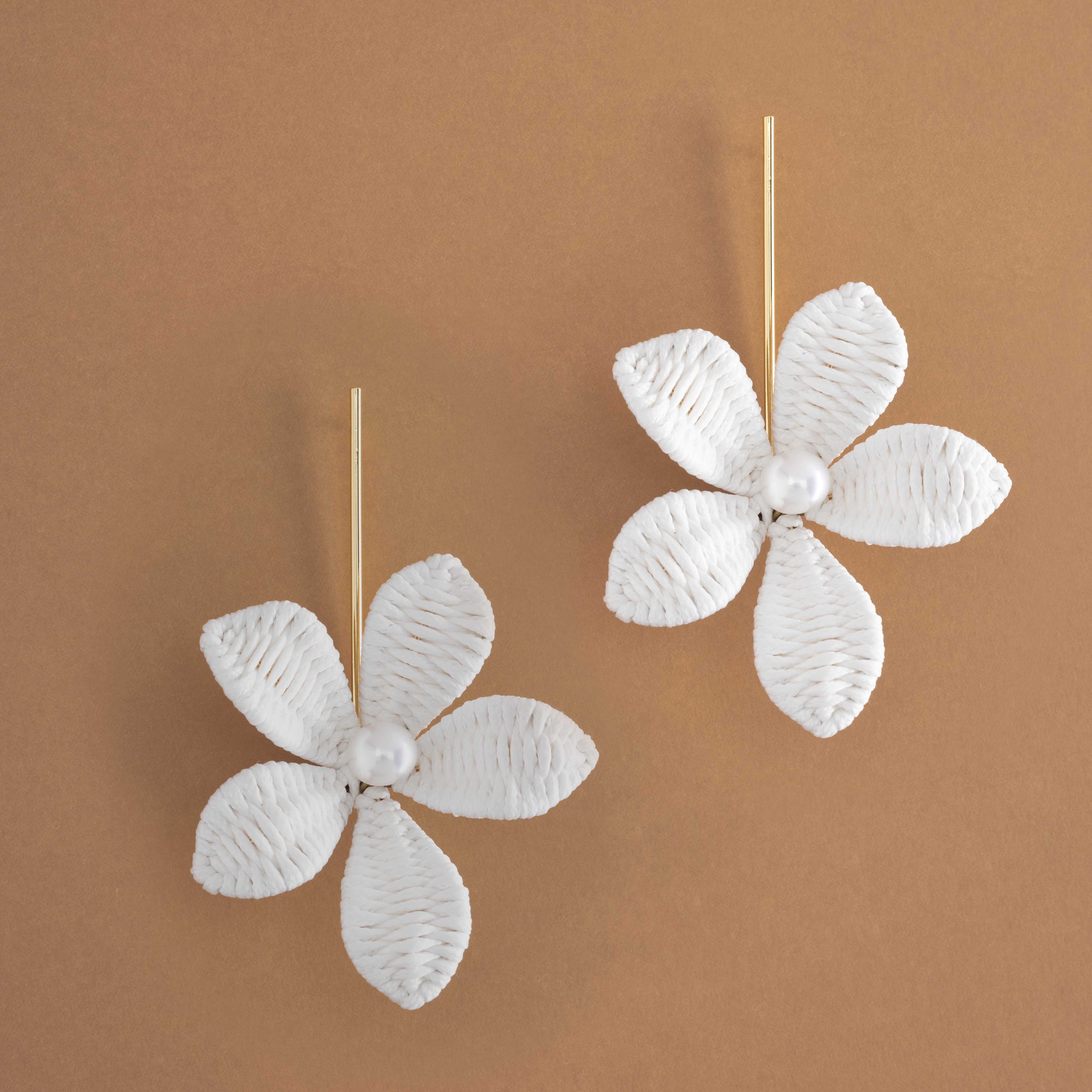 WHITE FLORAL EARRINGS