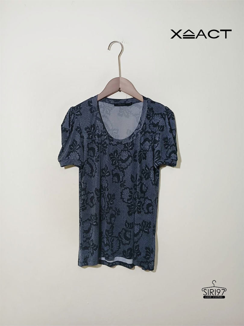 เสื้อคอกลม ผ้าลื่นยืด แขนสั้น ดีไซน์แขน Xaact ลายดอกไม้สีเทาดำ สภาพ 85%