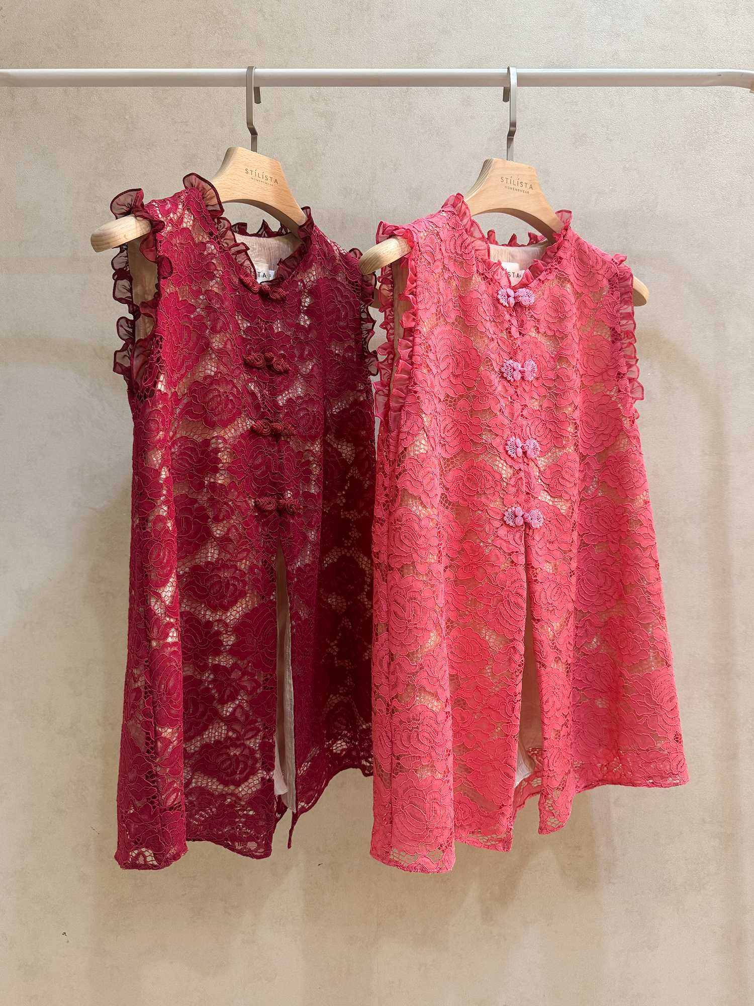 AN AN LACE TOP - เสื้อแขนกุดคอระบายแต่งกระดุมจีน