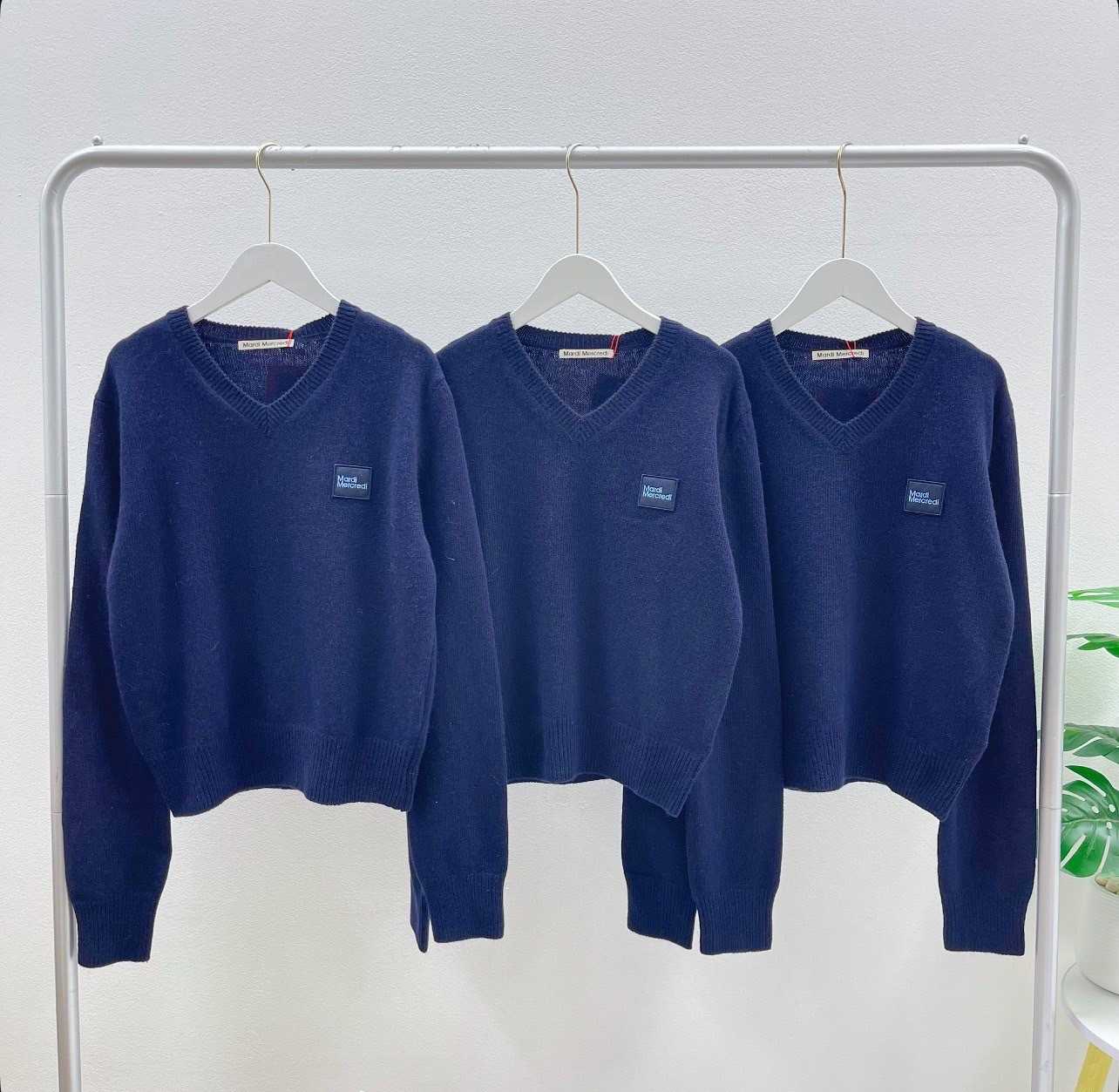 Mardi Raccoon Blended V Neck Square Sweater (Navy)