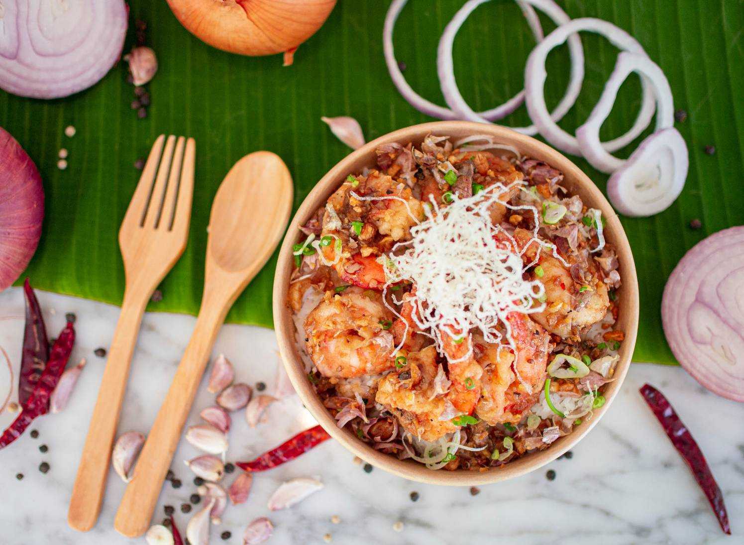 กุ้งทอดกระเทียม+น้ำส้ม (Rice and Stir-fried Shrimp with Garlic)