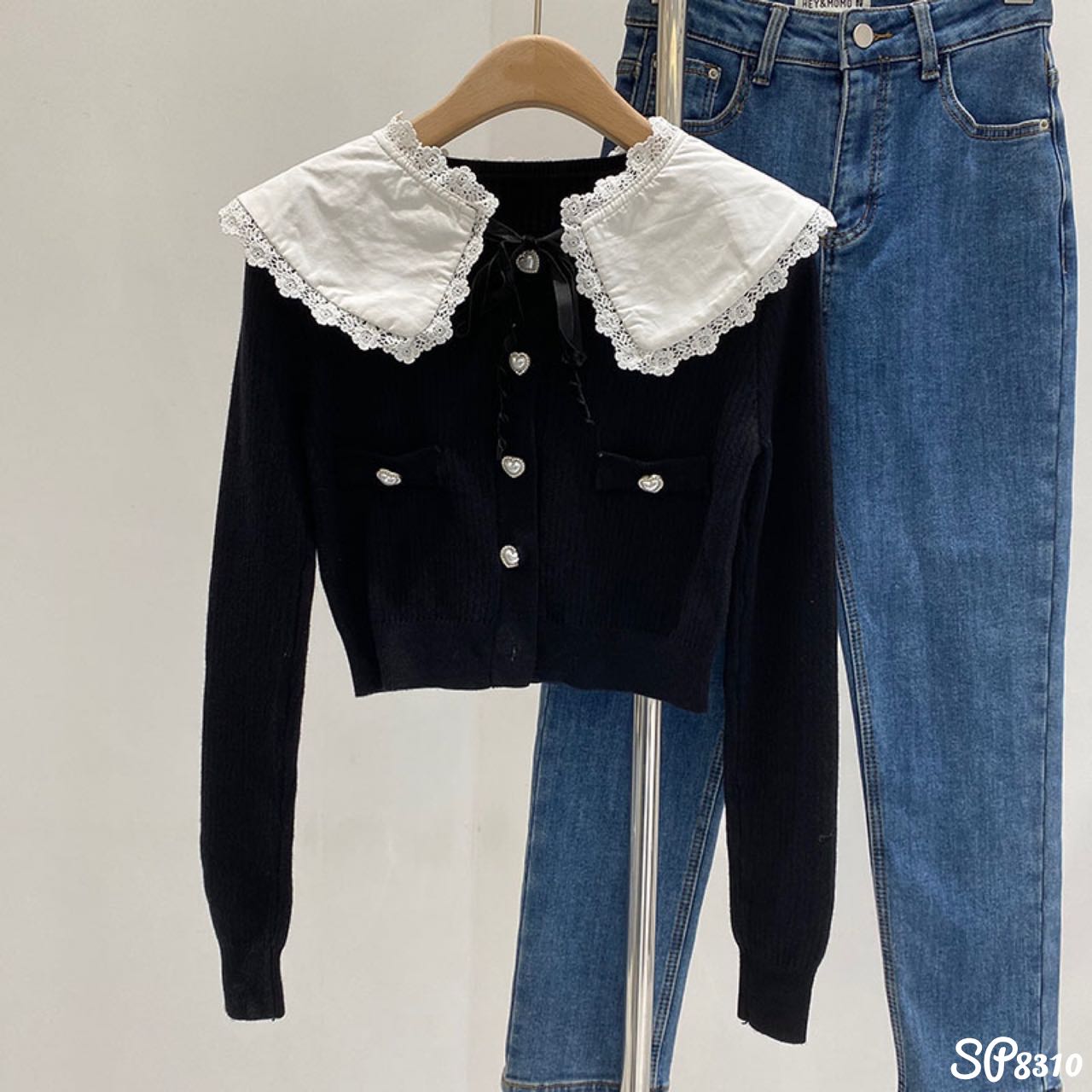 คาร์ดิแกนสีดำกระดุมหัวใจ แบบสั้น+ปกเสื้อขาวระบายถักดอกไม้  น่ารักมาก