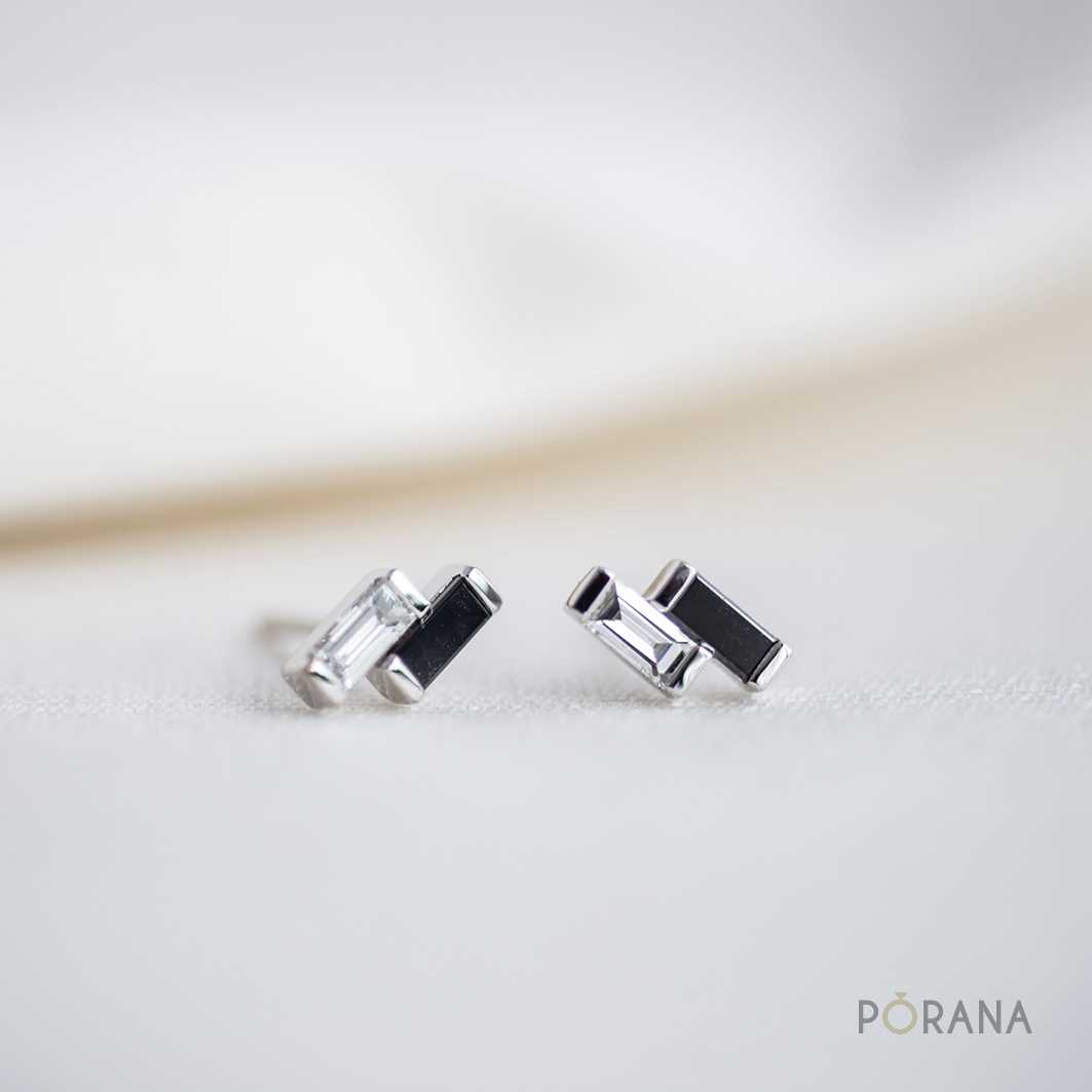 Double Baguette Black&White Diamond stud earrings ต่างหูสายฟ้าขาวสลับดำคู่ใหญ่ E0003BW