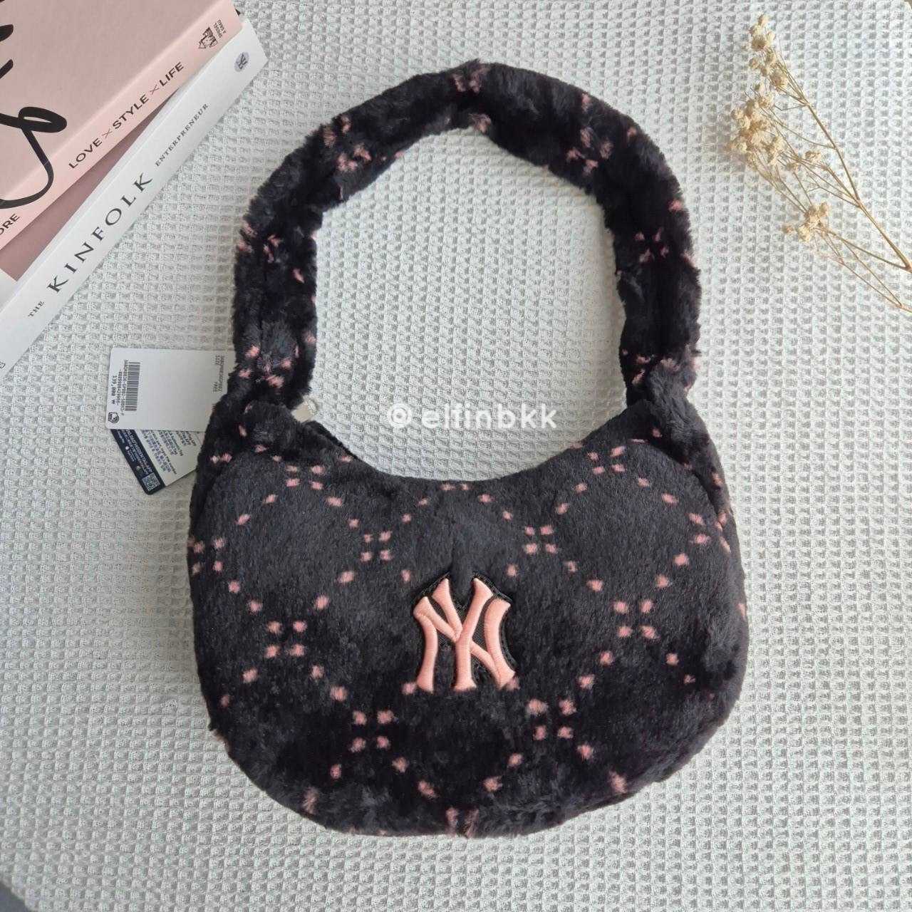 🔥Sale🔥MLB Dia Monogram Fur Hobo Bag  กระเป๋าสะพายไหล่ ทรงพอช/ โฮโบ สีดำ NY ชมพู