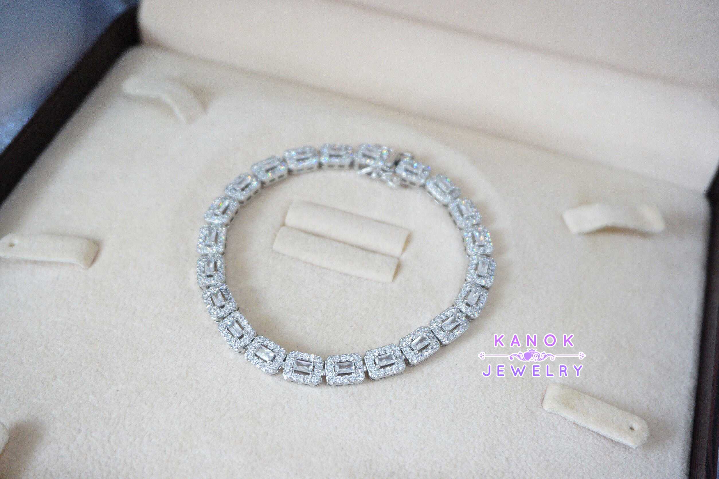 Kanok Jewelry /สร้อยข้อมือประดับเพชรสังเคราะห์ CZ  / จัดส่งฟรี EMS /B035