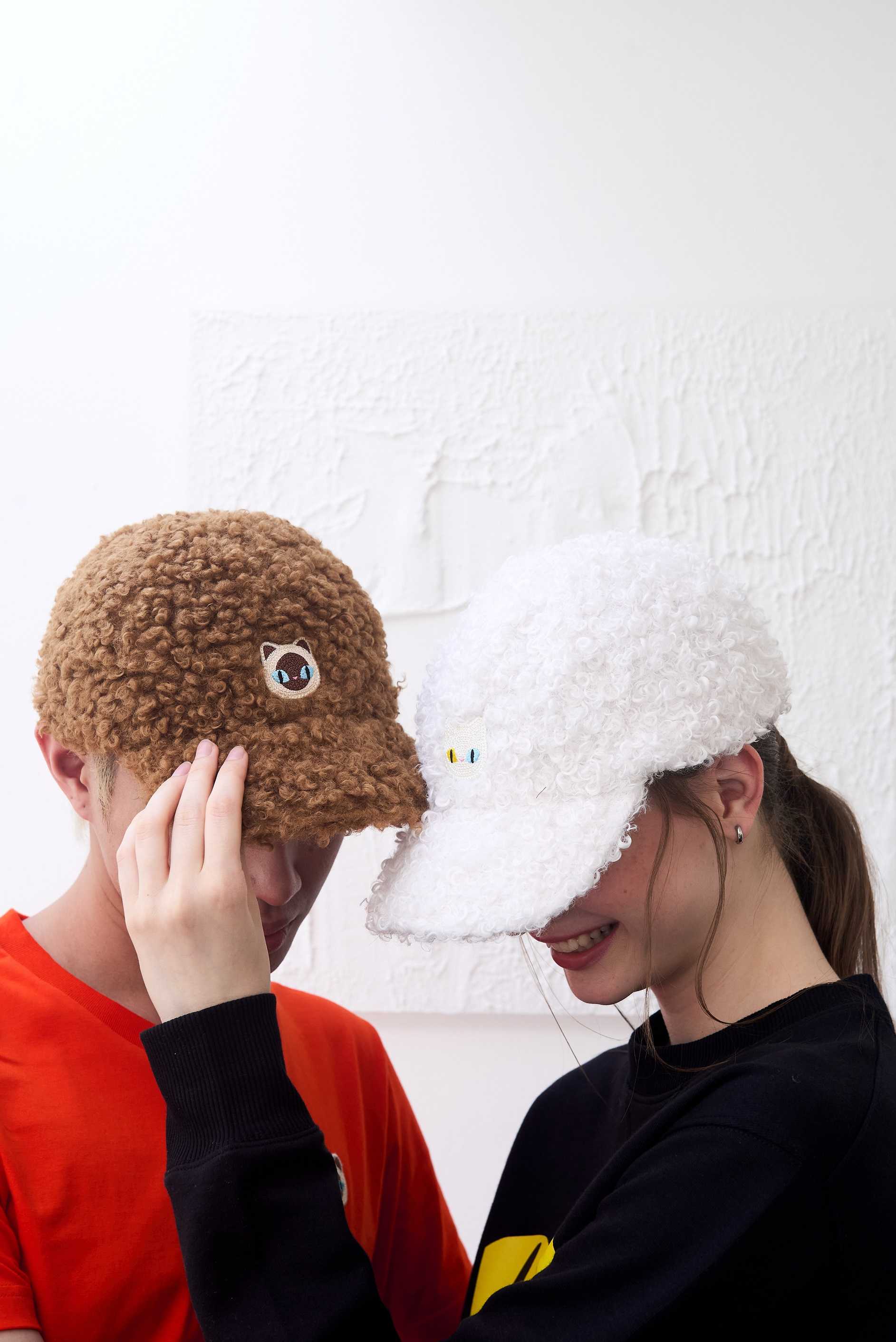 Curly Cap หมวกแก๊ปผ้าขนฟู มี 3 สี : Black Cat / Brown Siamese / White Khaomanee