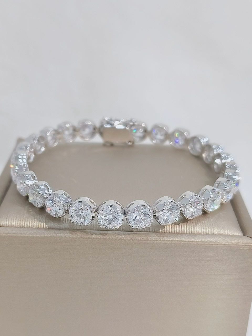 สร้อยข้อมือเพชรรอบน้ำ 100  เส้นนี้ 14.3 ct เม็ดละ 0.55 ct VS1 IGI ทั้งหมด 26 เม็ด ทองคำ