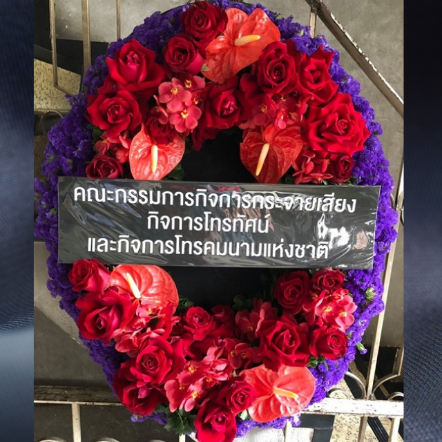 พวงหรีดดอกไม้สด Elegant Tribute 63