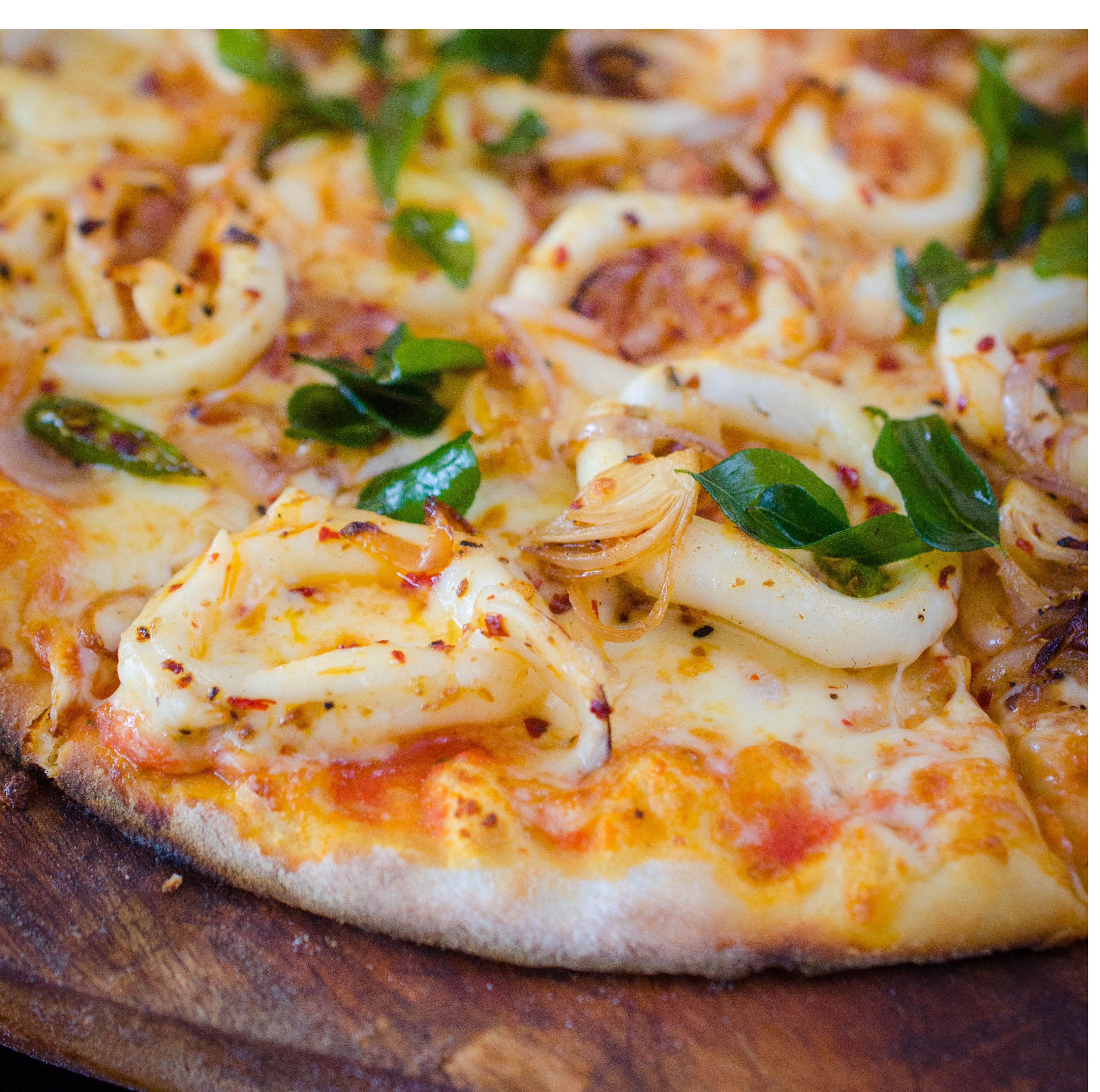 พิซซ่าหน้าต้มยำปลาหมึกและเห็ด - Tom Yum Calamari and mushroom pizza
