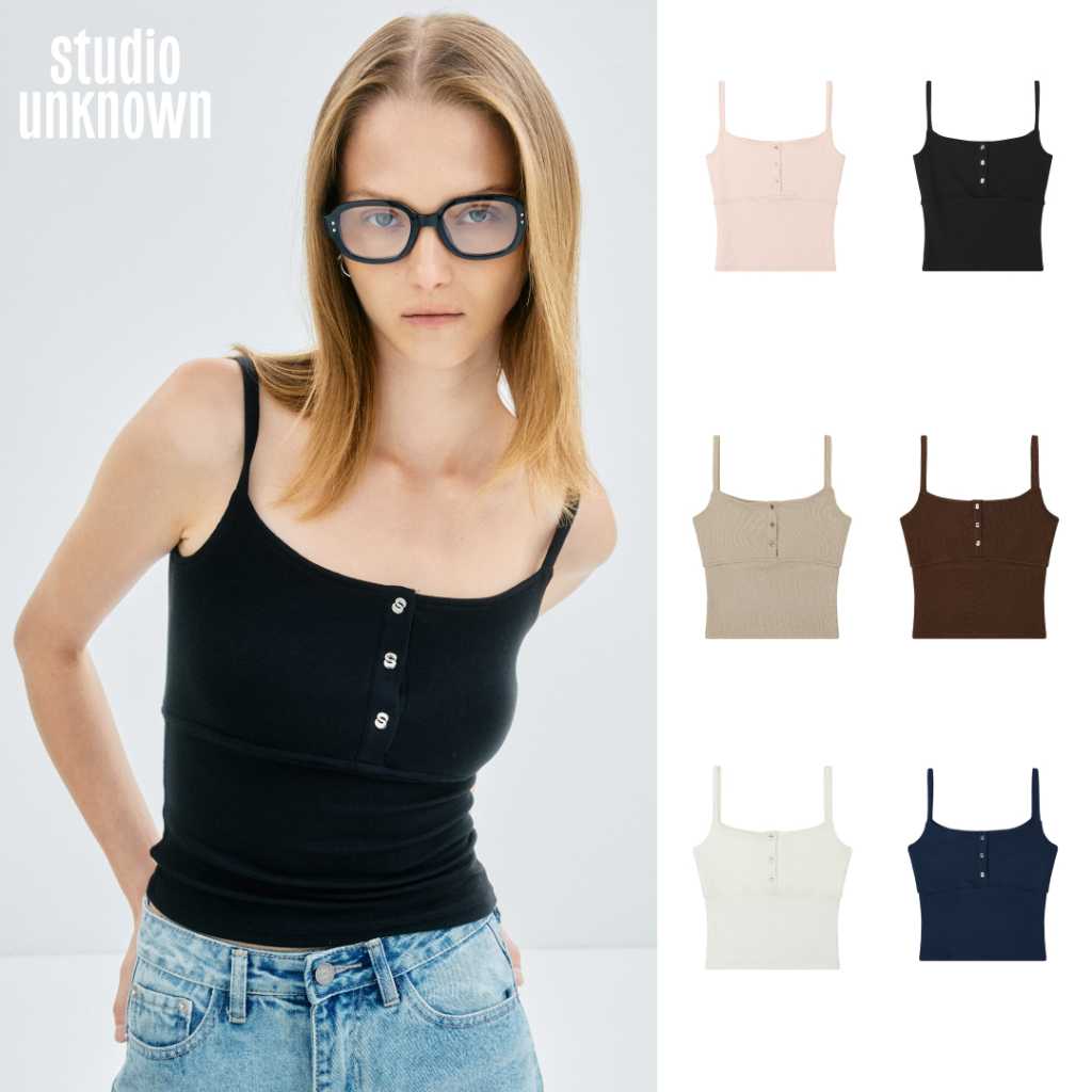 STUDIO UNKNOWN -  Spaghetti Ribbed Top  เสื้อกล้ามสายเดี่ยวตกแต่งกระดุมโลโก้