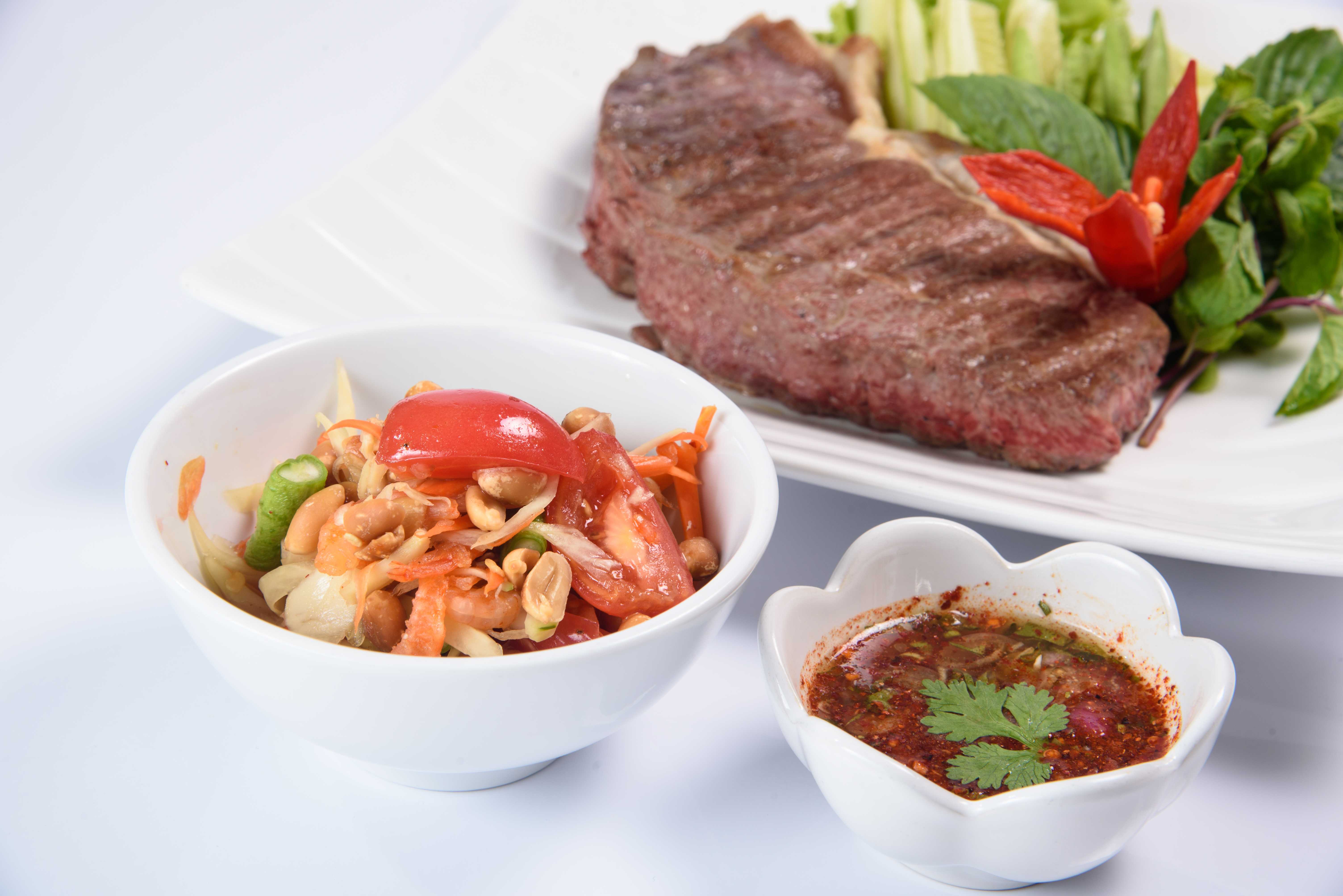 เนื้อเซอร์ลอยด์ย่าง จิ้มแจ่ว  Grilled Beef Sirloin