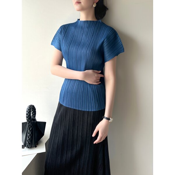 2MUAY รุ่น GJO1616 เสื้อพลีทคุณภาพ HIGH NECK SHORT SLEEVE PLEATED TOP สีเบจ FREE SIZE