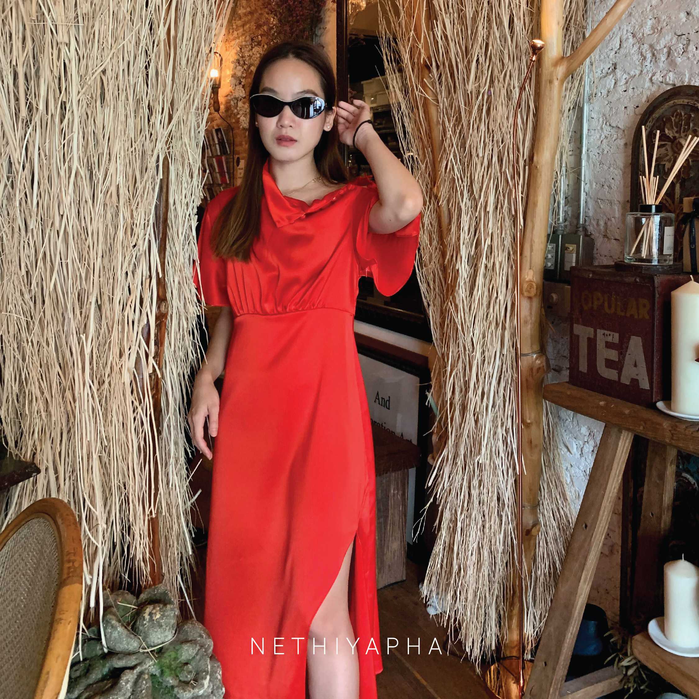 Peony Button Dress : Red ชุดเดรสคอเต่าแขนสั้นแต่งกระดุมปั้ม สีแดง