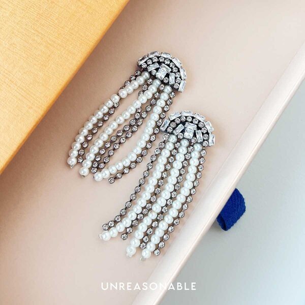 ต่างหูมุกระย้า สีขาว ก้านปลอดนิกเกิล เหมาะสำหรับผิวแพ้ง่าย UA0979-01 Unreasonable Accessories