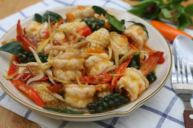 ผัดเผ็ดกุ้ง-หมึก-ทะเล Stir fried spicy shrimp/squid/seafood