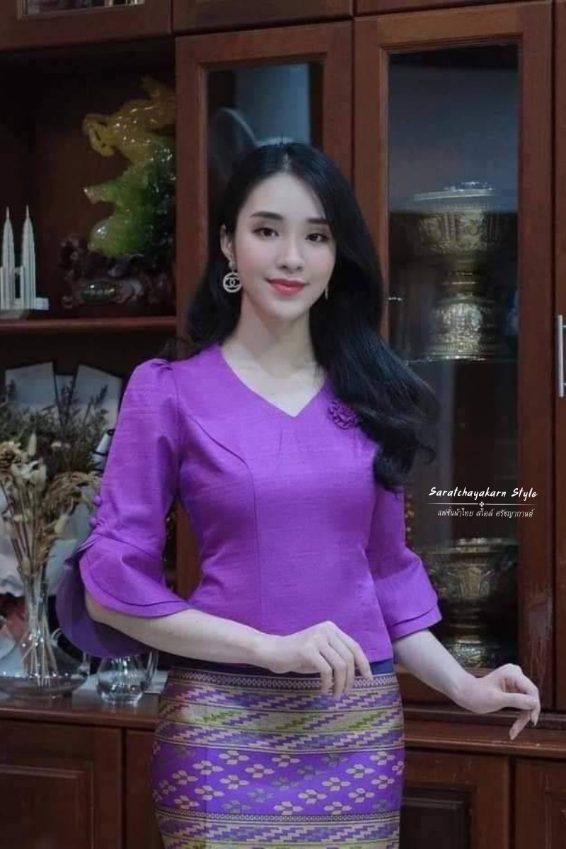 เสื้อผ้าไหมลาว เสื้อผ้าไทยประยุกต์  คอวี แขนกระดิ่ง แพร์ทเทิรน์เข้ารูป  ใส่ไปงานบวช งานบุญ