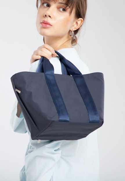 QueenCows กระเป๋า Moco Bag (Blue Gray-Navy)