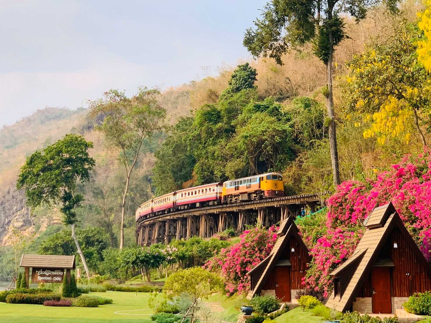สวนไทรโยค กาญจนบุรี Kanchanaburi ห้อง The world history พร้อมอาหารเช้า 2 ท่าน
