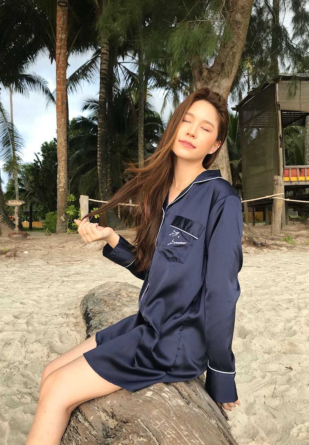 Day Dreamer navy ไม่มีลายปักที่ปก (มีลายปักกระเป๋า)