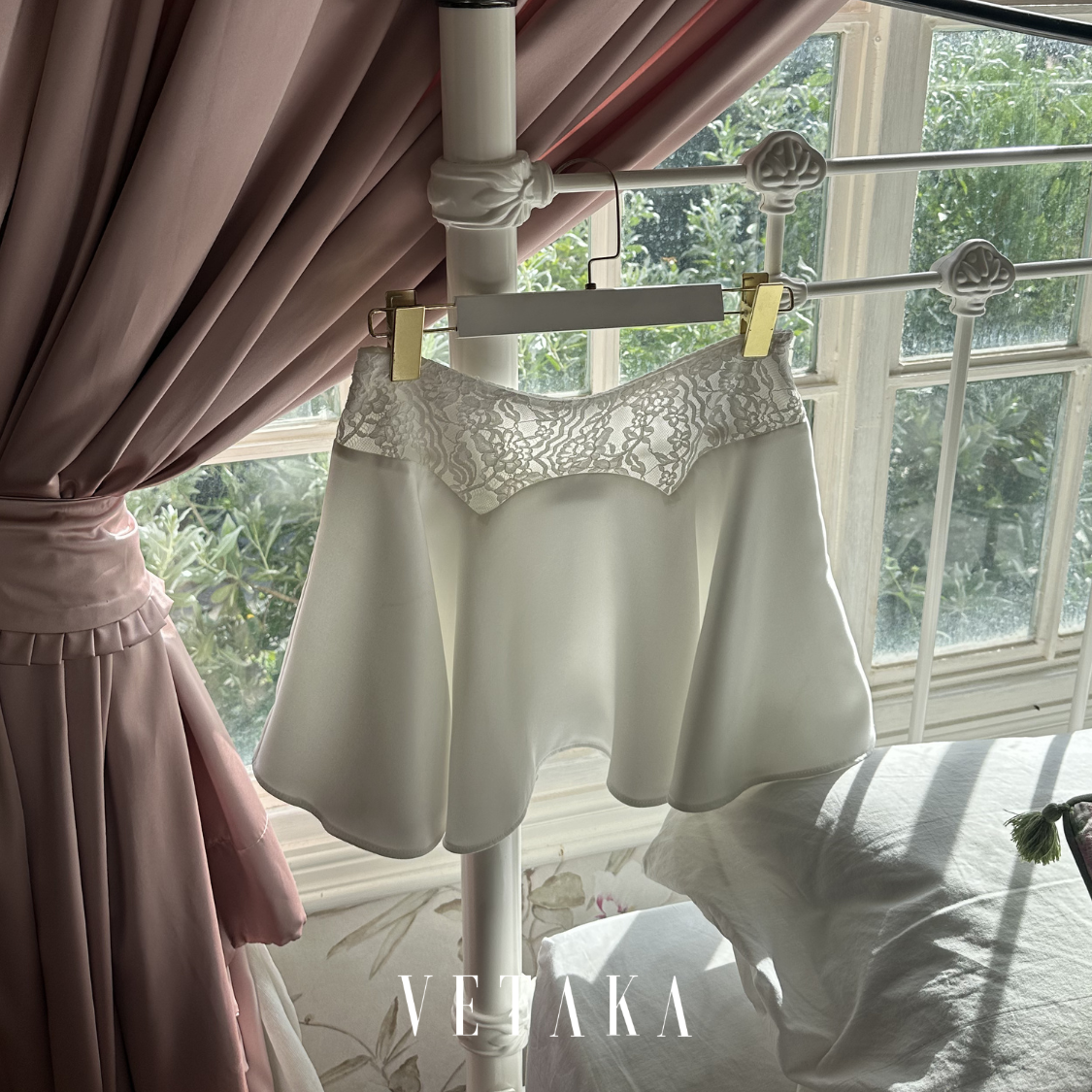 VETAKA Soufflé Mini Skirt (กระโปรงสั้น ขอบเอวลูกไม้)