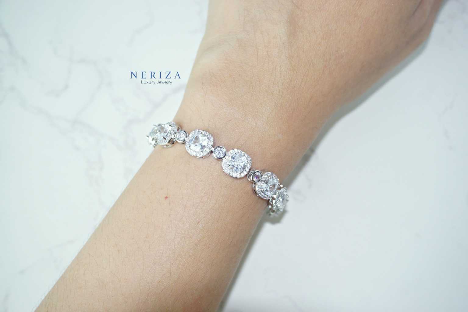 ข้อมือเพชรสังเคราะห์เกรดพรีเมี่ยม ประกายเทียบเท่าเพชรแท้ พร้อมกล่อง NB027