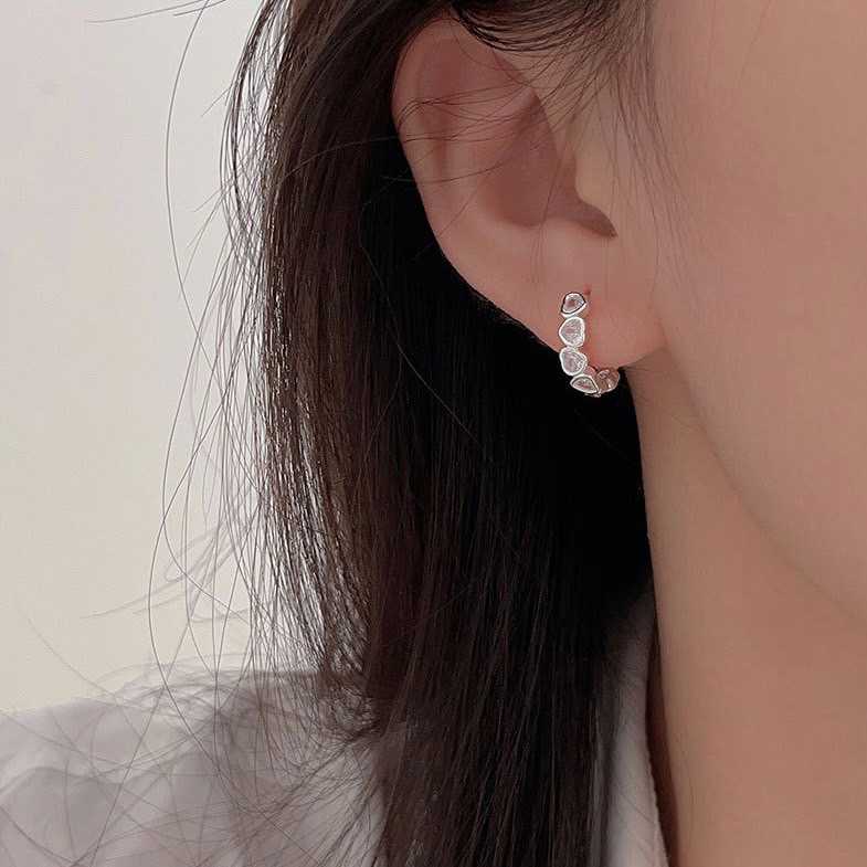 [พร้อมส่ง] 🤍✨ ต่างหูห่วงคริสตัลรูปหัวใจ น่ารักหวานละมุนมาก | QE061