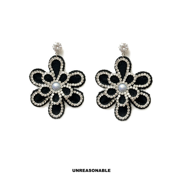 ต่างหูผ้าลูกไม้ ดอกไม้ สีดำ น้ำหนักเบา UA0380-02 Unreasonable Accessories