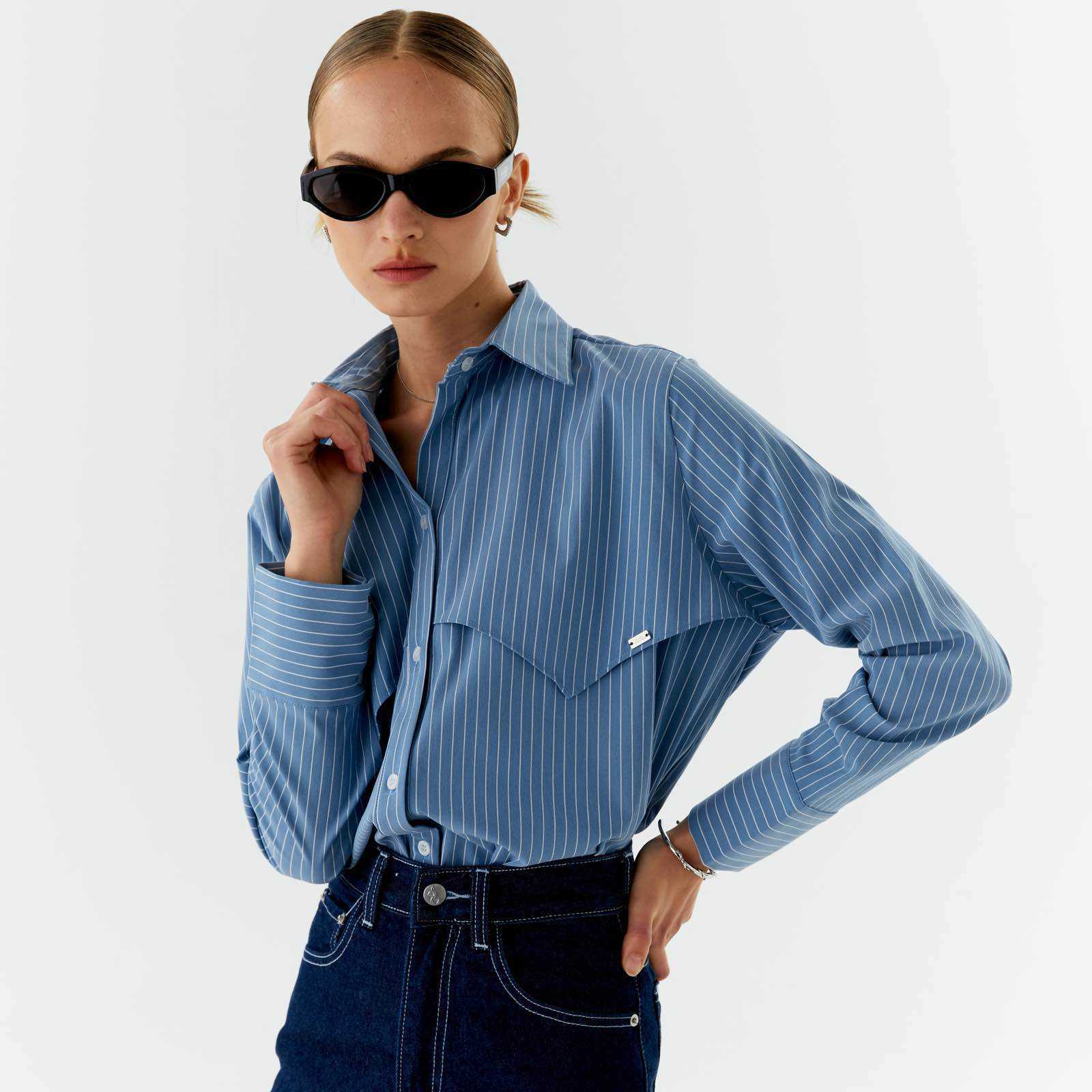 STUDIO UNKNOWN - Joan Oversized Shirt เสื้อเชิ้ตดีเทลป้ายเหล็ก
