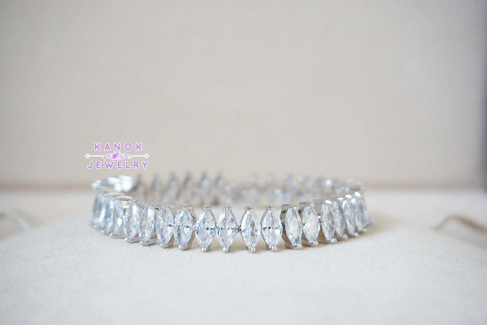 Kanok Jewelry /สร้อยข้อมือประดับเพชรสังเคราะห์ CZ  / จัดส่งฟรี EMS /B030