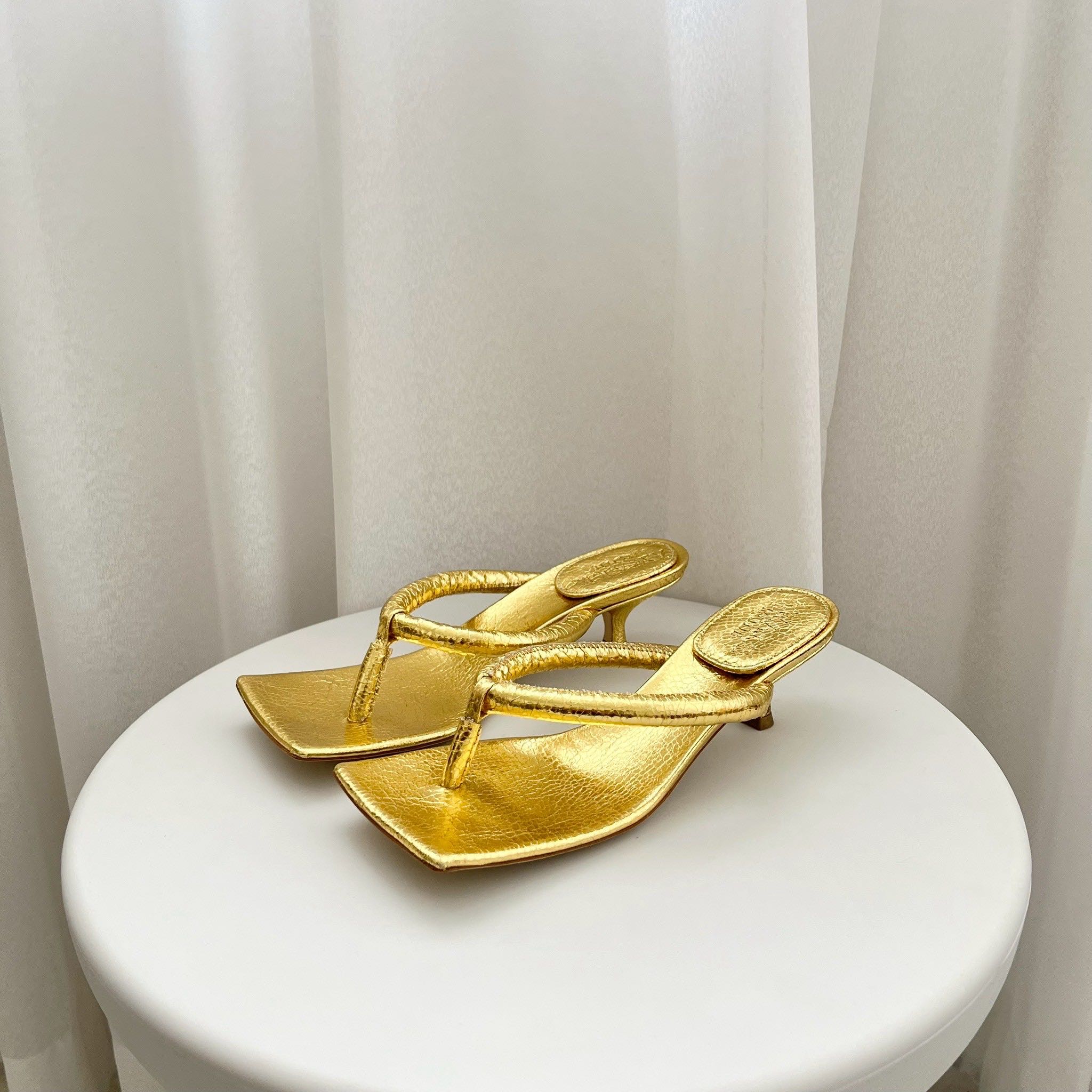 A.W.A.K.E. MODE Paige Sandals - Gold