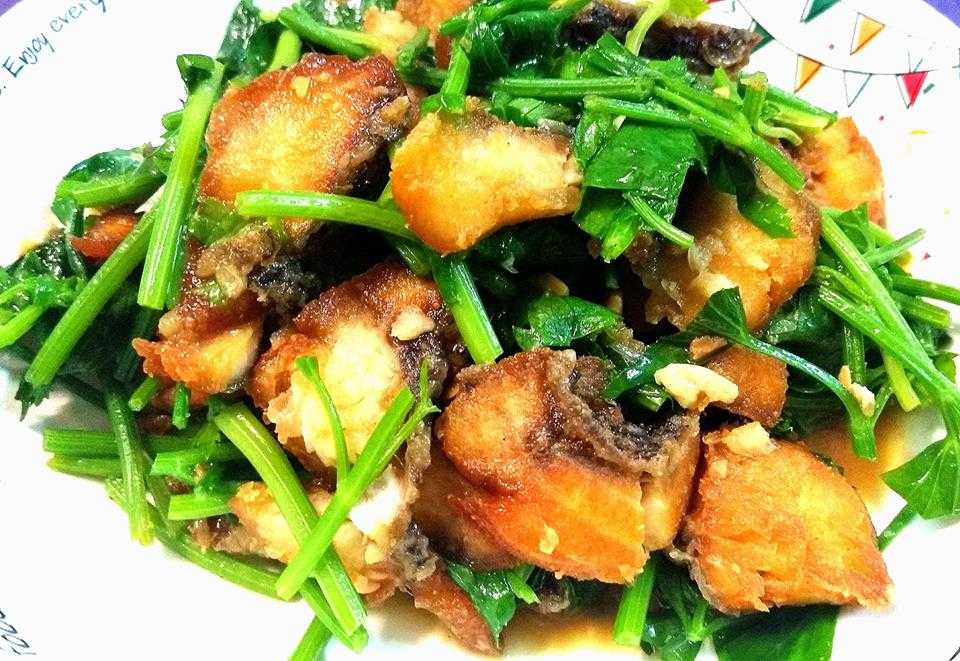 ปลากะพงผัดขึ้นฉ่าย Stir fried fish with celery